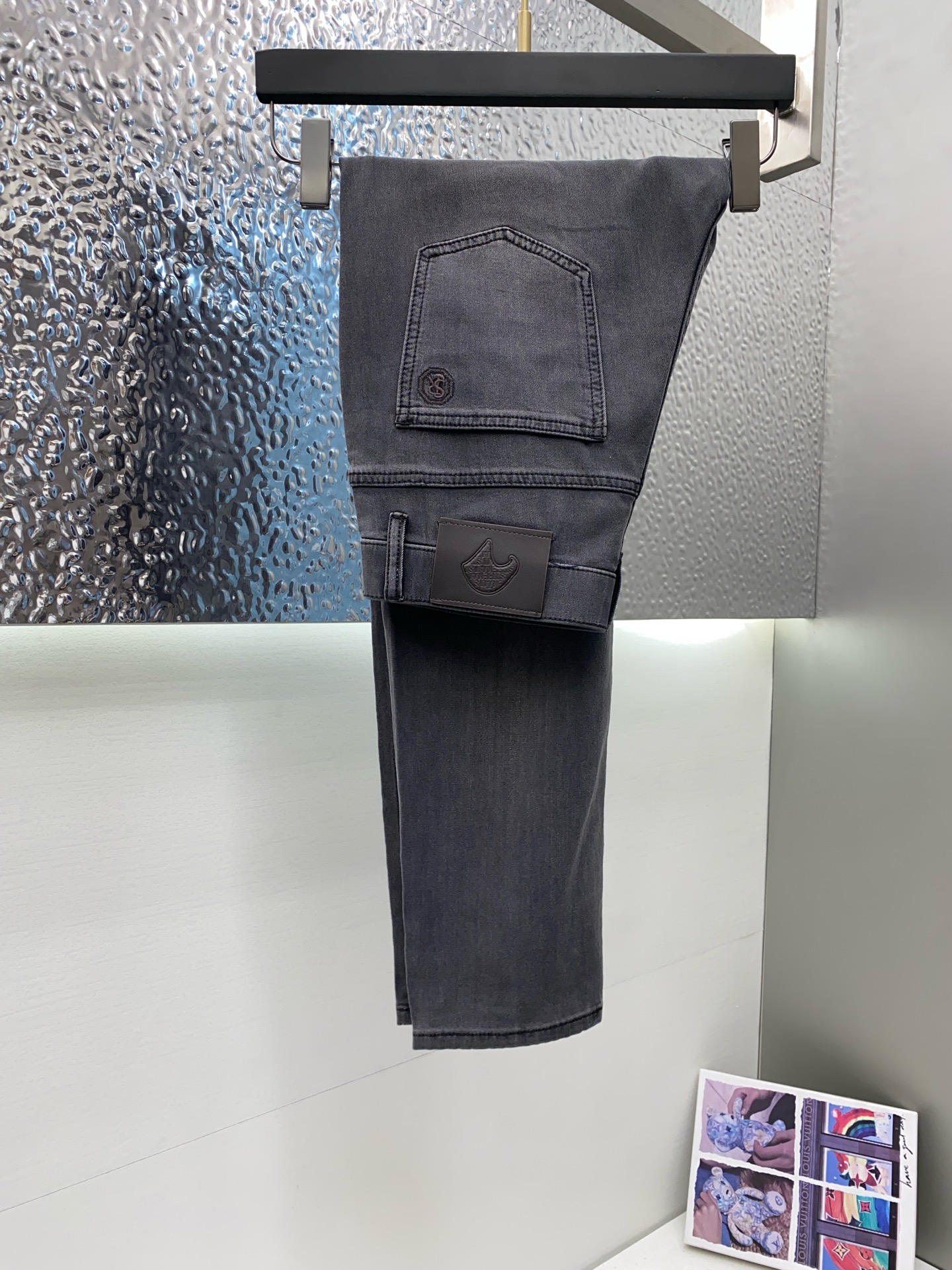 NO:432076,Stephen 2025SS Early Spring New Product Original Single Men's Washed Jeans Pure Birth Products The type that must be released every season, the best-selling ace item that needs no doubt, meets the best matching color number of the four seasons. The overall style continues the tone of SLP, and integrates a variety of arts and craftsmanship throughout the body. Washing and making it look old is natural, creating an unruly and individual style!  The details are excellent, very sophisticated, and the auxiliary materials are all supplied to customers. The metal chain strongly demonstrates the brand identity!  The heavyweight Japanese imported denim fabric is very well washed and impeccable!  Perfect cut 28-38 No 37, loro piana, jeans, alexander wang19860909斯蒂芬 2025SS早春 新品 原单男士水洗牛仔裤纯血统品 每季必出的类型,无需质疑的热卖王牌单品,符合四季最佳的搭配色号 整体的风格延续了SLP的基调,通体融入了多种工艺美学,水洗做旧浑然天成,缔造出不羁与个性的风格！细节方面极为出色,非常匠心考究,通体的辅料皆为客供 金属链条有力彰显了品牌身份！重磅日本进口的丹宁面料,水洗相当出色,无可挑剔！版型剪裁完美 28-38 无37,,loro piana,jeans,alexander wang,Men's clothing