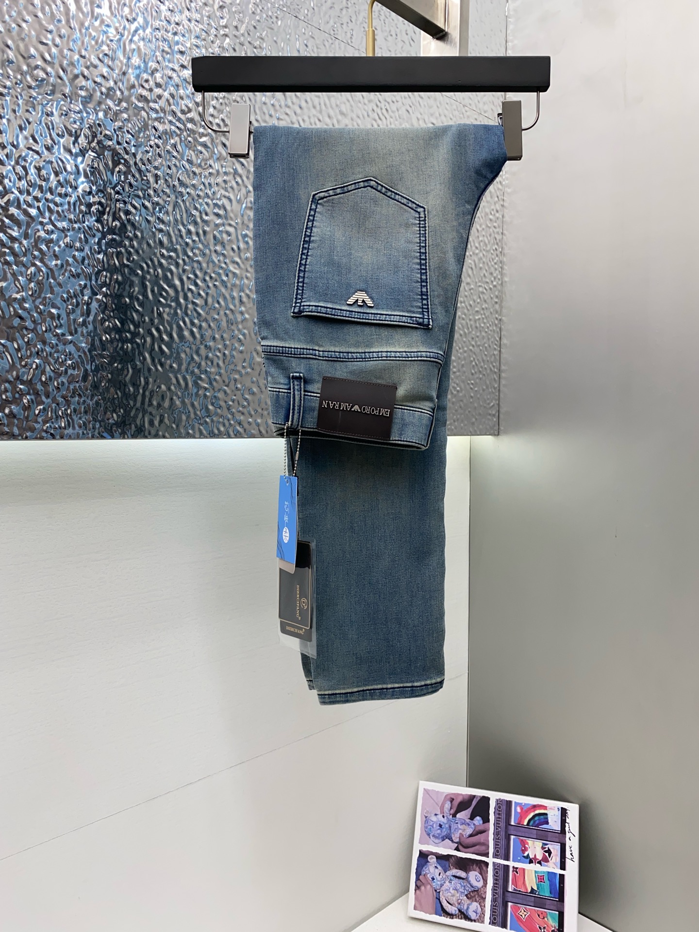 NO:432079,Armani 2025SS Early Spring New Product Original single men's wash jeans purebred product The type that must be released every season, the hot-selling ace item that needs no doubt, meets the best matching color number of the four seasons. The overall style continues the tone of SLP, and integrates a variety of arts and esthetics throughout the body. Washing and making it look old is natural, creating an unruly and individual style!  The details are excellent, very sophisticated, and the auxiliary materials are all supplied to customers. The metal chain strongly demonstrates the brand identity!  The heavyweight Japanese imported denim fabric is very well washed and impeccable!  Perfect cut 28-38 No 37, loro piana,armani,jeans,alexander wang19860909阿玛尼 2025SS早春 新品 原单男士水洗牛仔裤纯血统品 每季必出的类型,无需质疑的热卖王牌单品,符合四季最佳的搭配色号 整体的风格延续了SLP的基调,通体融入了多种工艺美学,水洗做旧浑然天成,缔造出不羁与个性的风格！细节方面极为出色,非常匠心考究,通体的辅料皆为客供 金属链条有力彰显了品牌身份！重磅日本进口的丹宁面料,水洗相当出色,无可挑剔！版型剪裁完美 28-38 无37,,loro piana,armani,jeans,alexander wang,Men's clothing