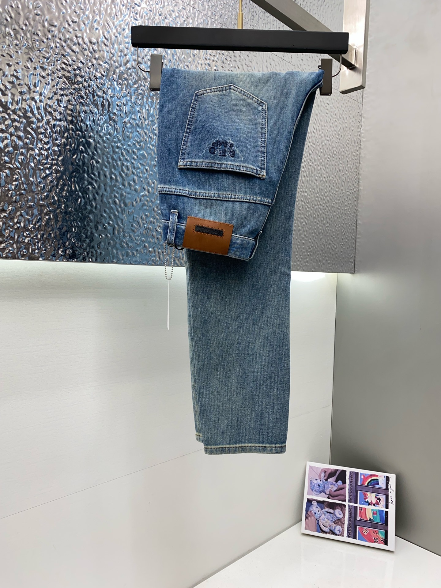 NO:432089,Armani 2025SS Early Spring New Product Original single men's wash jeans purebred product The type that must be released every season, the hot-selling ace item that needs no doubt, meets the best matching color number of the four seasons. The overall style continues the tone of SLP, and integrates a variety of arts and esthetics throughout the body. Washing and making it look old is natural, creating an unruly and individual style!  The details are excellent, very sophisticated, and the auxiliary materials are all supplied to customers. The metal chain strongly demonstrates the brand identity!  The heavyweight Japanese imported denim fabric is very well washed and impeccable!  Perfect cut 28-38 No 37, loro piana,armani,jeans,alexander wang19860909阿玛尼 2025SS早春 新品 原单男士水洗牛仔裤纯血统品 每季必出的类型,无需质疑的热卖王牌单品,符合四季最佳的搭配色号 整体的风格延续了SLP的基调,通体融入了多种工艺美学,水洗做旧浑然天成,缔造出不羁与个性的风格！细节方面极为出色,非常匠心考究,通体的辅料皆为客供 金属链条有力彰显了品牌身份！重磅日本进口的丹宁面料,水洗相当出色,无可挑剔！版型剪裁完美 28-38 无37,,loro piana,armani,jeans,alexander wang,Men's clothing