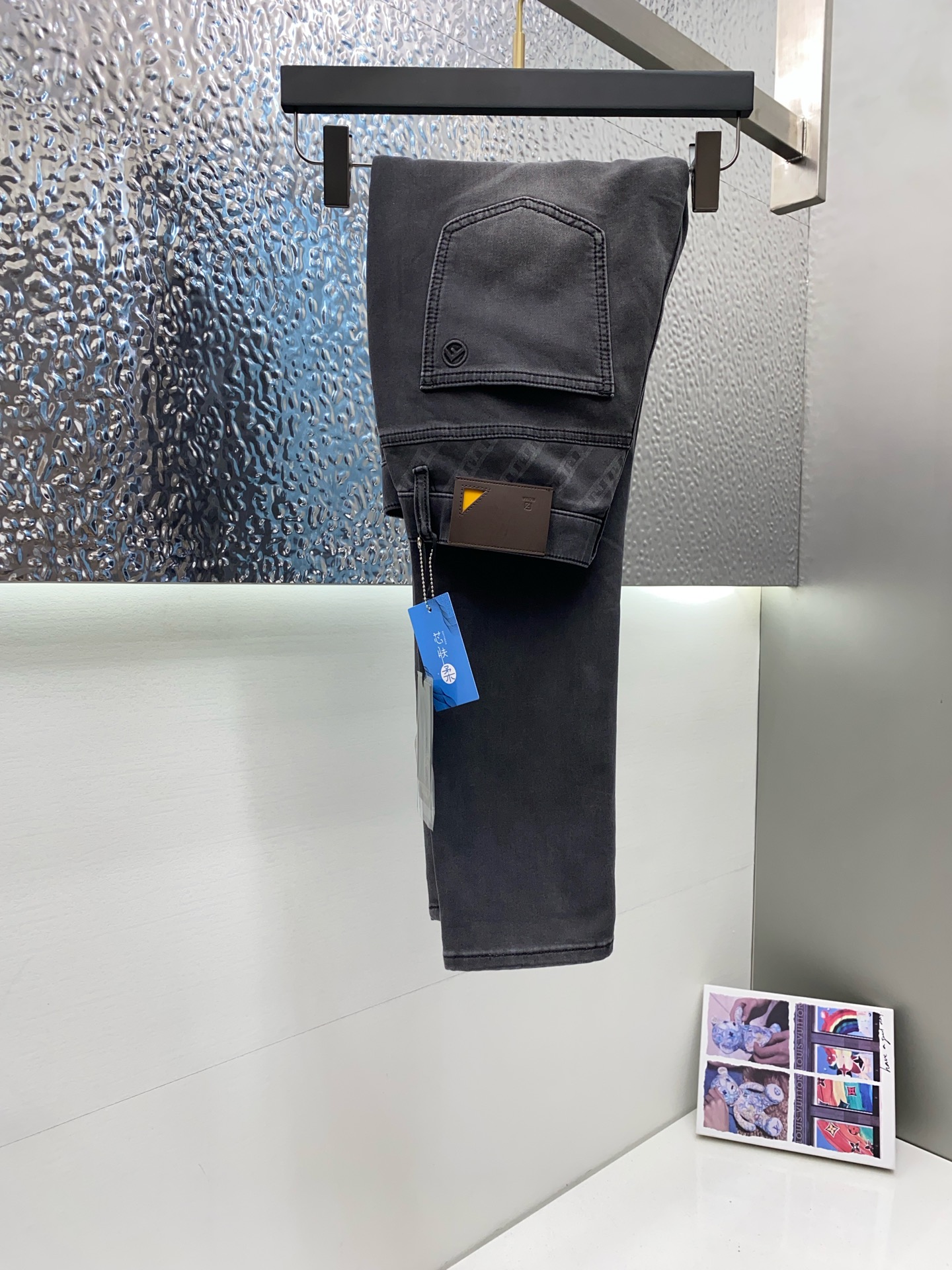 NO:432072,Fendi 2025SS Early Spring New Product Original single men's wash jeans purebred product The type that must be released every season, the hot-selling ace item that needs no doubt, meets the best matching color number of the four seasons. The overall style continues the tone of SLP, and integrates a variety of arts and craftsmanship throughout the body. Washing and making it old is natural, creating an unruly and individual style!  The details are excellent, very sophisticated, and the auxiliary materials are all supplied to customers. The metal chain strongly demonstrates the brand identity!  The heavyweight Japanese imported denim fabric is very well washed and impeccable!  Perfect cut 28-38 No 37, fendi,loro piana,jeans,alexander wang19860909芬迪 2025SS早春 新品 原单男士水洗牛仔裤纯血统品 每季必出的类型,无需质疑的热卖王牌单品,符合四季最佳的搭配色号 整体的风格延续了SLP的基调,通体融入了多种工艺美学,水洗做旧浑然天成,缔造出不羁与个性的风格！细节方面极为出色,非常匠心考究,通体的辅料皆为客供 金属链条有力彰显了品牌身份！重磅日本进口的丹宁面料,水洗相当出色,无可挑剔！版型剪裁完美 28-38 无37,,fendi,loro piana,jeans,alexander wang,Men's clothing