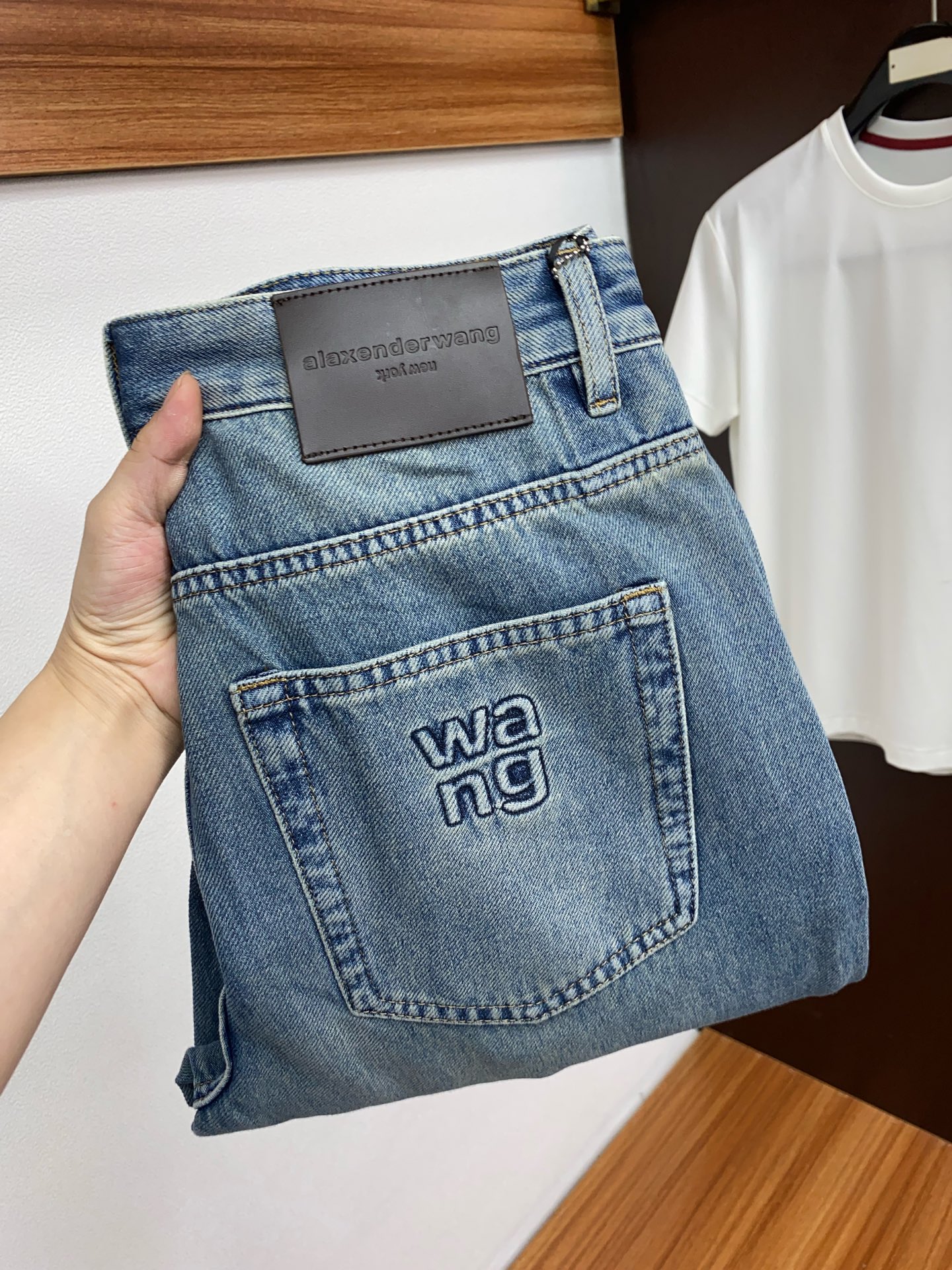 NO:122278,King 2025SS Early Spring New Product Original single men's wash straight jeans purebred product The type that must be released every season, the hot-selling ace item that needs no doubt, meets the best matching color number of the four seasons. The overall style continues the tone of SLP, and integrates a variety of arts and esthetics throughout the body. Washing and making it old is natural, creating an unruly and individual style!  The details are excellent, very sophisticated, and the auxiliary materials are all supplied to customers. The metal chain strongly demonstrates the brand identity!  The heavyweight Japanese imported denim fabric is very well washed and impeccable!  Perfect cut 28-38 No 37, loro piana,alexander wang,jeans,alexander wang19860909大王 2025SS早春 新品 原单男士水洗直筒牛仔裤纯血统品 每季必出的类型,无需质疑的热卖王牌单品,符合四季最佳的搭配色号 整体的风格延续了SLP的基调,通体融入了多种工艺美学,水洗做旧浑然天成,缔造出不羁与个性的风格！细节方面极为出色,非常匠心考究,通体的辅料皆为客供 金属链条有力彰显了品牌身份！重磅日本进口的丹宁面料,水洗相当出色,无可挑剔！版型剪裁完美 28-38 无37,,loro piana,alexander wang,jeans,alexander wang,Men's clothing