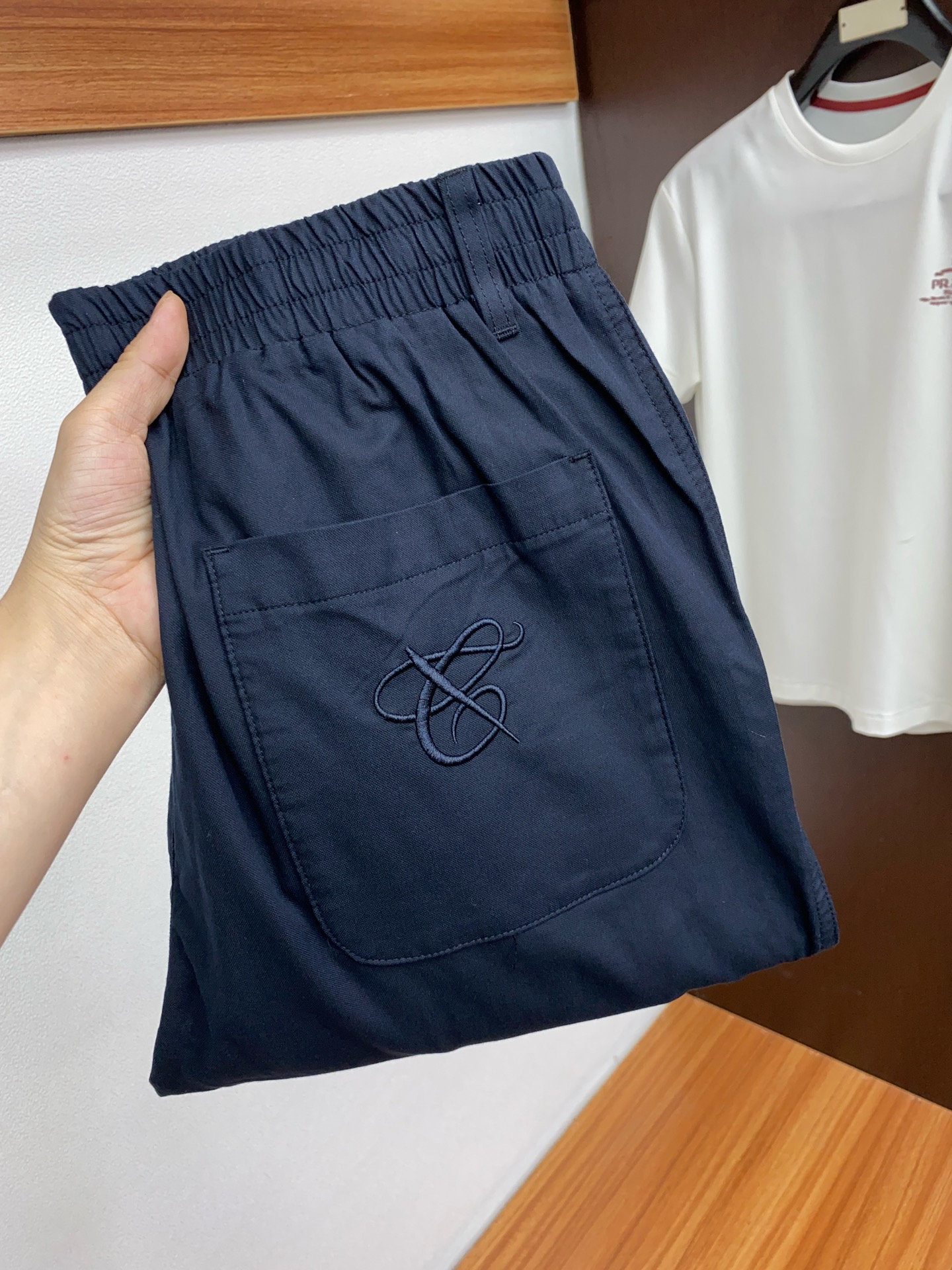 CANALI 2025春夏新款 休闲裤 干净利落剪裁，都市风十足 采用精纺面料手感软糯干爽，上身效果挺