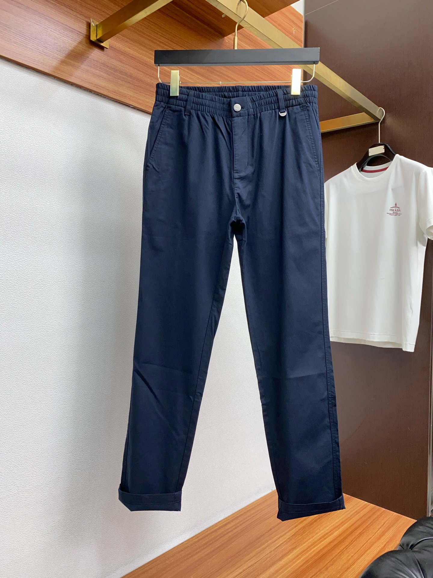  CANALI 2025春夏新款 休闲裤 干净利落剪裁，都市风十足 采用精纺面料手感软糯干爽，上身效果挺