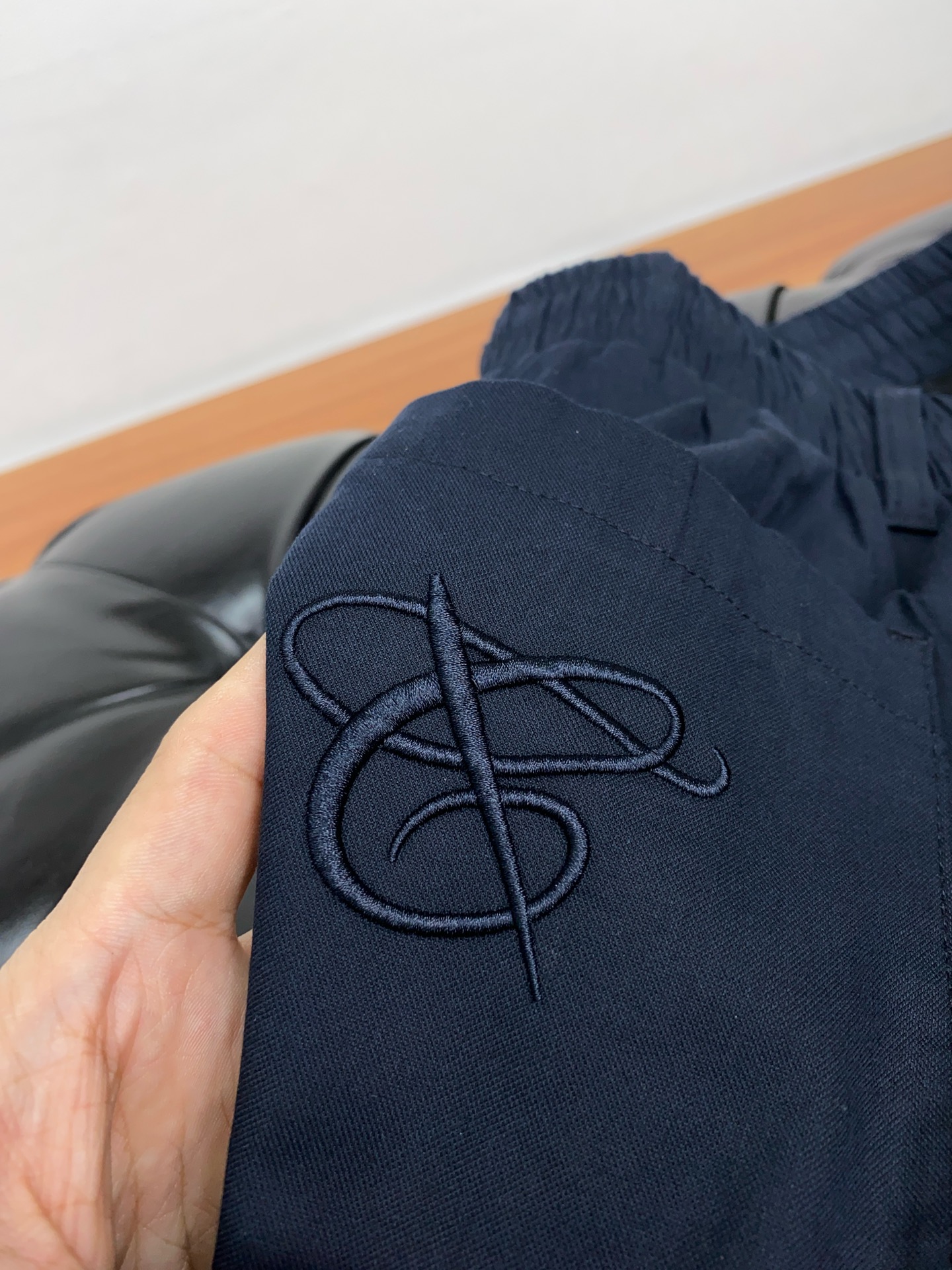  CANALI 2025春夏新款 休闲裤 干净利落剪裁，都市风十足 采用精纺面料手感软糯干爽，上身效果挺