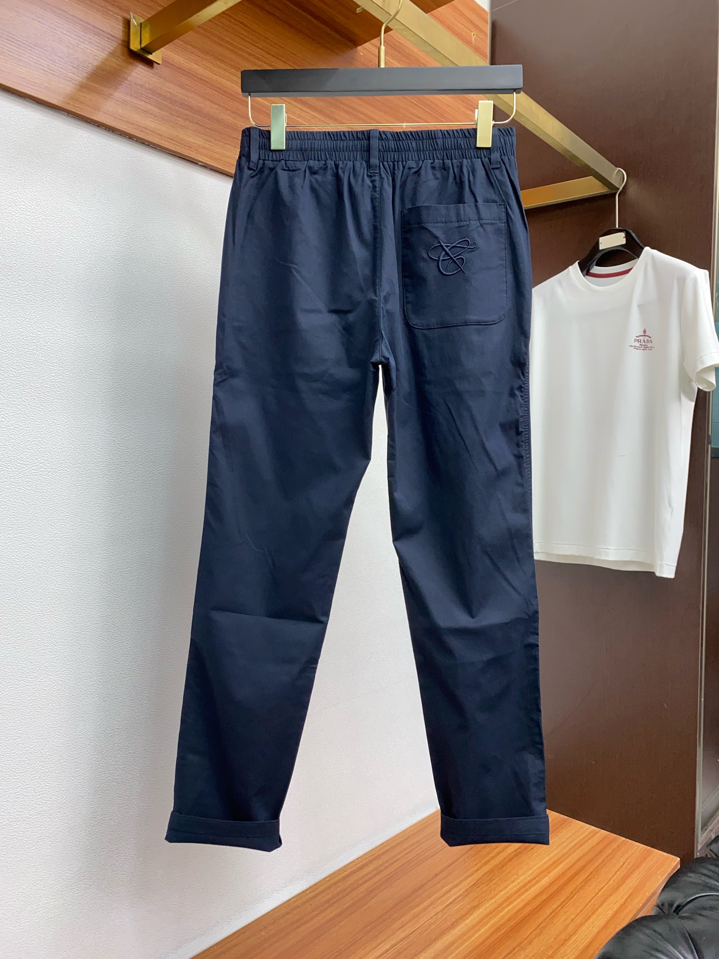  CANALI 2025春夏新款 休闲裤 干净利落剪裁，都市风十足 采用精纺面料手感软糯干爽，上身效果挺