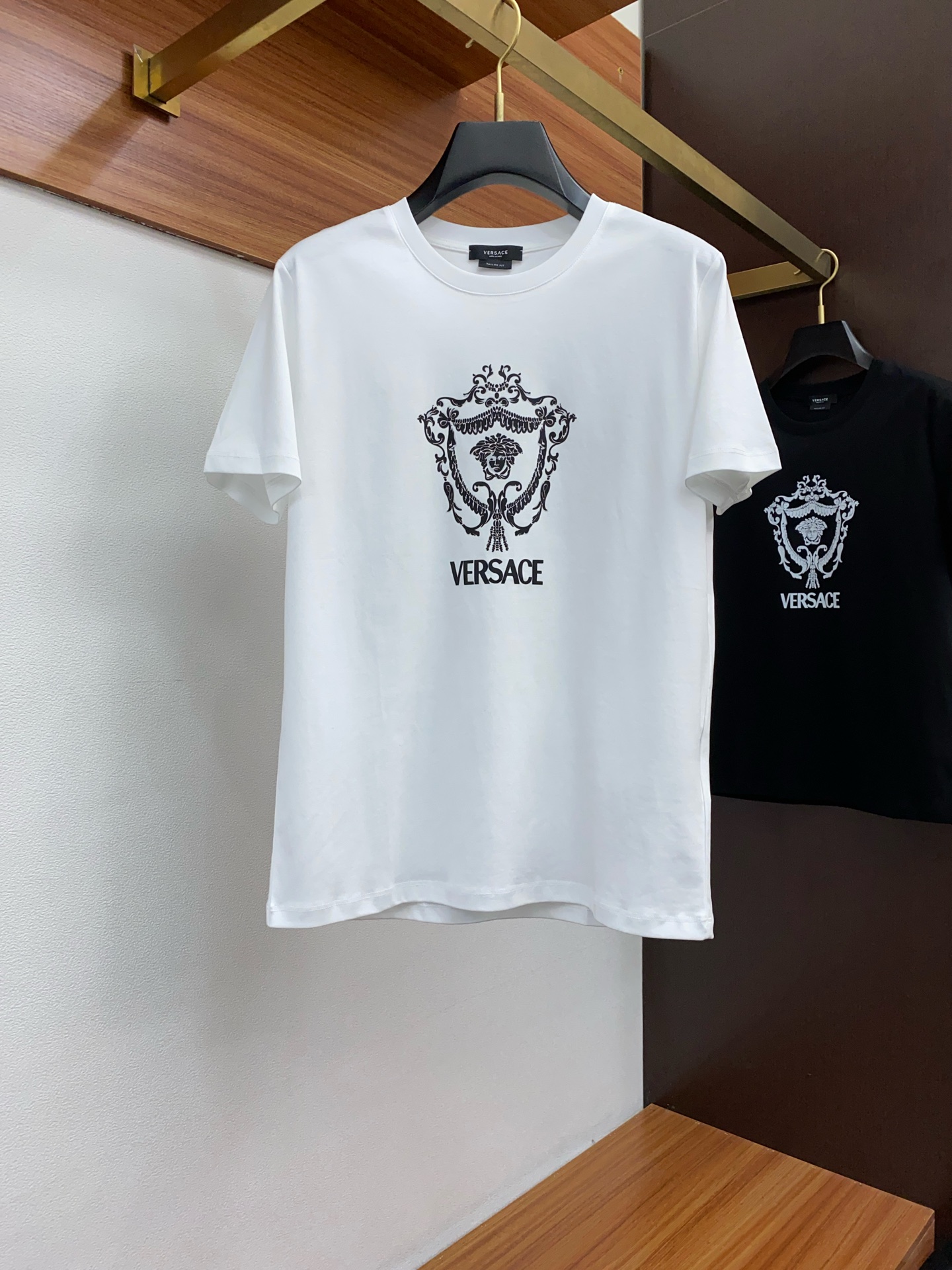 NO:128619,Versace 2025 spring and summer new short-sleeved T-shirt, customized exclusive 80 double-strand mercerated long-length cotton, 25 new models for counters, a more classic design, chest iron diamond pattern design highlights the unique and trendy design style!  Perfect interpretation of luxury!  S-3xl, versace, T-shirt,tees, t-shirt,alexander wang19860909范思哲 2025春夏新品短袖T恤 定制专属80支双股丝光长绒棉 专柜25新款 一款比较经典设计,胸口烫钻图案设计彰显个性潮流的设计风格！完美诠释奢华主义！S-3xl,,versace,T-shirt,tees，t-shirt,alexander wang,Men's clothing