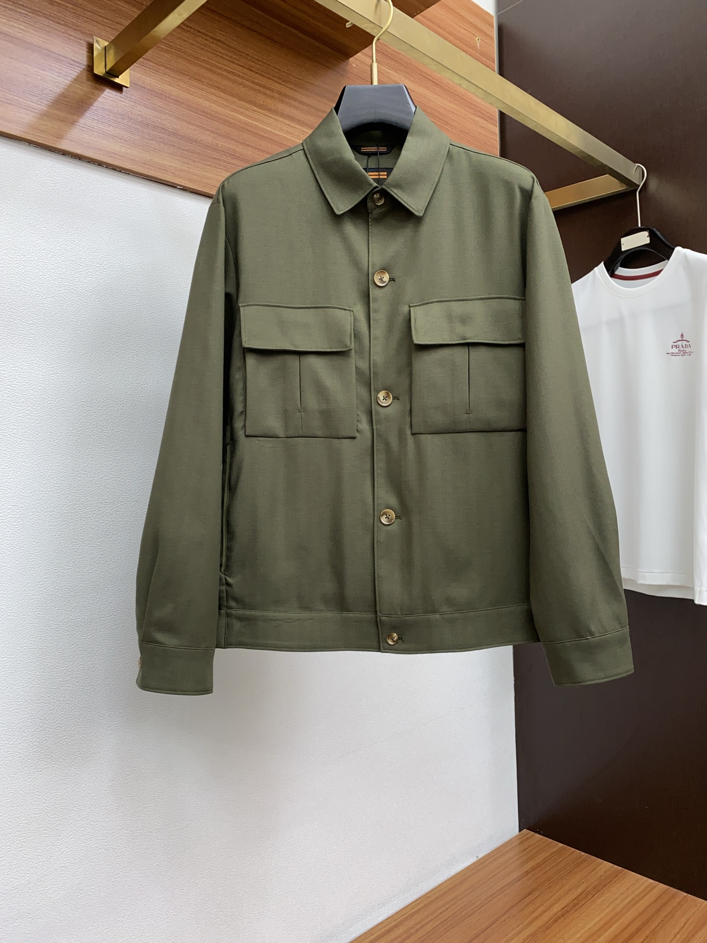 NO:125635,Jenia 2025 counter new style, imported environmentally friendly linen fabric stand-up collar jacket for men!  Trading companies have sparse channels, leading GW on sale!  A classic jacket with high-end and luxurious feel, the whole body design perfectly integrates Italian aesthetics, the color matching is versatile, and it is in line with everyday outfits. It has a very high space for mixing and matching. It can control any occasion, business commuting, street leisure, etc. The upper body effect is capable and stylish, and the wardrobe is excellent for business leisure and high attendance!  Customized high-woven vertical stripes high-density copper-ammonia fiber lining, close-fitting, smooth and delicate, customized original hardware zippers and standard marks, highlighting the quality control of high-luxury channels through details!  Code number M-3XL, zegna, jackets & coats, jackets & coats, alexander wang19860909杰尼亚 2025专柜新款,男士进口环保亚麻面料立领夹克外套！贸易公司渠道稀出,领先GW发售！高端奢华感兼备的一款经典外套,通体的设计完美融合意式美学,配色万能百搭,符合日常各种穿搭,混搭兼容空间极高,驾驭任何场合,商务通勤、出街休闲等,上身效果干练有型,衣橱商务休闲绝佳的高出勤率！定制高织竖条纹高密铜氨纤维衬里,贴身爽滑细腻,客供定制原厂五金拉链,标唛,透过细节彰显出高奢渠道品控质感！ 码数M-3XL,,zegna,jackets & coats,jackets & coats,alexander wang,Men's clothing