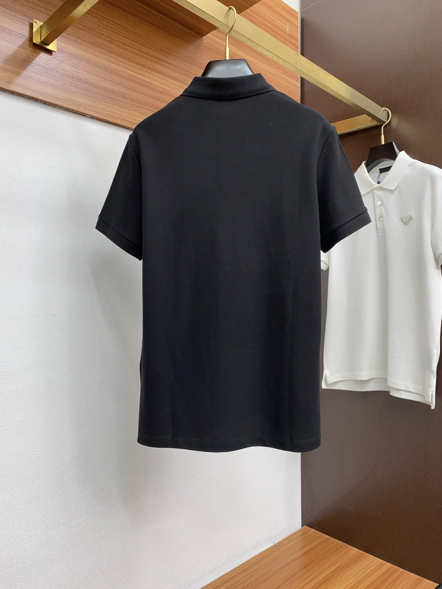  普拉达2025春夏最新，官网春夏新款男士短袖翻领Polo衫，高端定制原版珠地棉面料 穿着舒适、丝滑透气