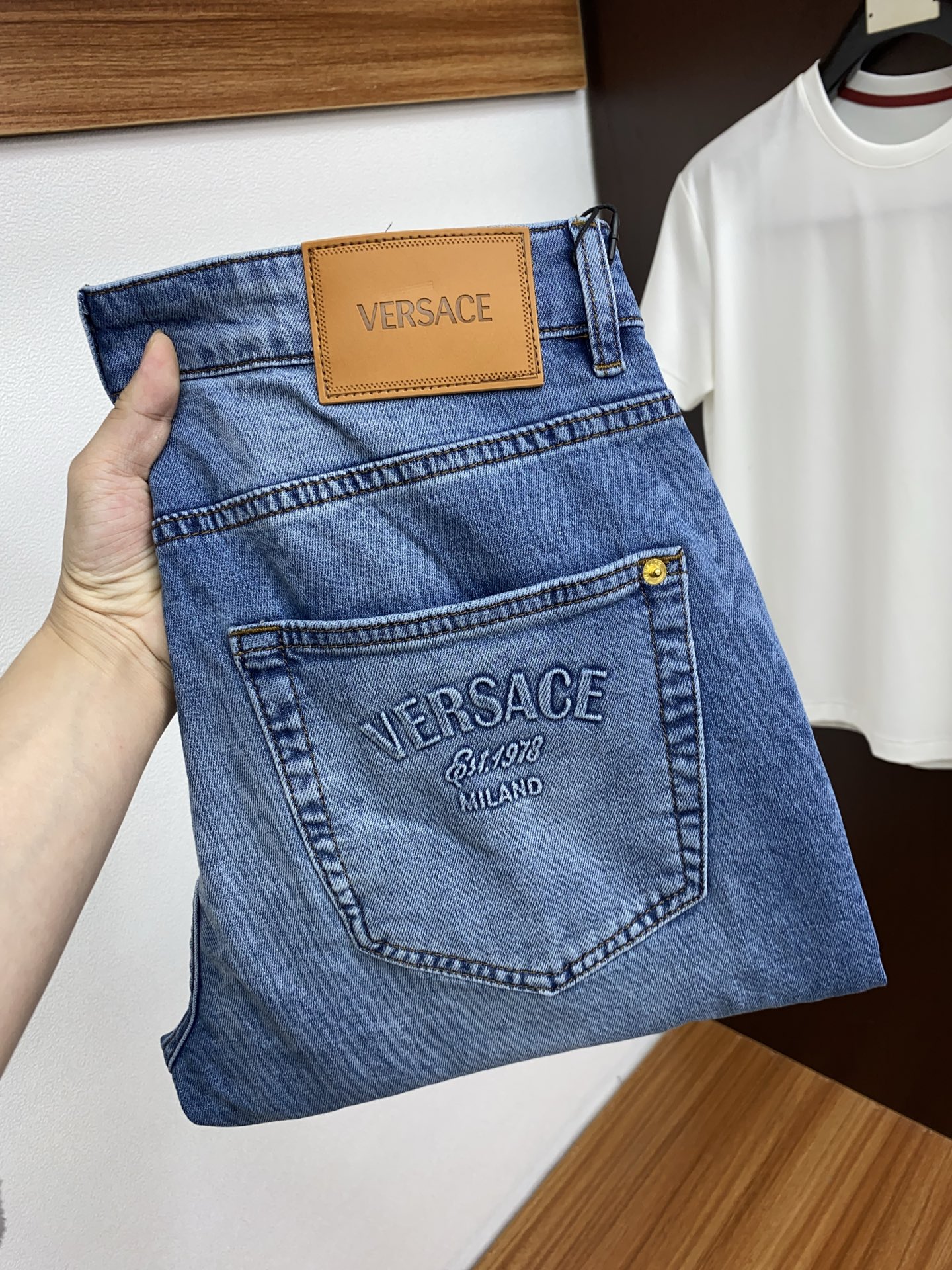 NO:125620,Versace 25ss Spring and Summer New Style Men's Small Straight Original Single Jeans Autumn and Winter New Style is super soft, elastic fabric, complex handicraft superposition. Any washing step lasts for a few seconds and will become a completely different color effect, so it is more precious, especially long-lasting and taste-resistant... Choose the best tannin elastic texture, genuine leather leather cards, high-quality metal accessories... to create a unique and original jeans style!  Original hardware accessories, super positive style, comfortable and breathable, extremely high grade, counter quality, and handsome upper body. Number of codes 29-38 No 35 37, versace, jeans, alexander wang19860909范思哲 25ss春夏新款 男士小直筒原单 牛仔裤 秋冬新款超柔软,弹力面料,复杂的手工艺叠加,任何一个洗水环节多停留几秒都会变成完全不一样的颜色效果,所以越加珍贵,特别持久、耐味…… 选用上乘的丹宁弹力质感,真皮皮牌、高定的金属辅料……打造出独特及原创的牛仔裤款型！原版五金辅料,版型超正,舒适透气,档次极高,专柜品质,上身帅气十足. 码数29-38 无35 37,,versace,jeans,alexander wang,Men's clothing