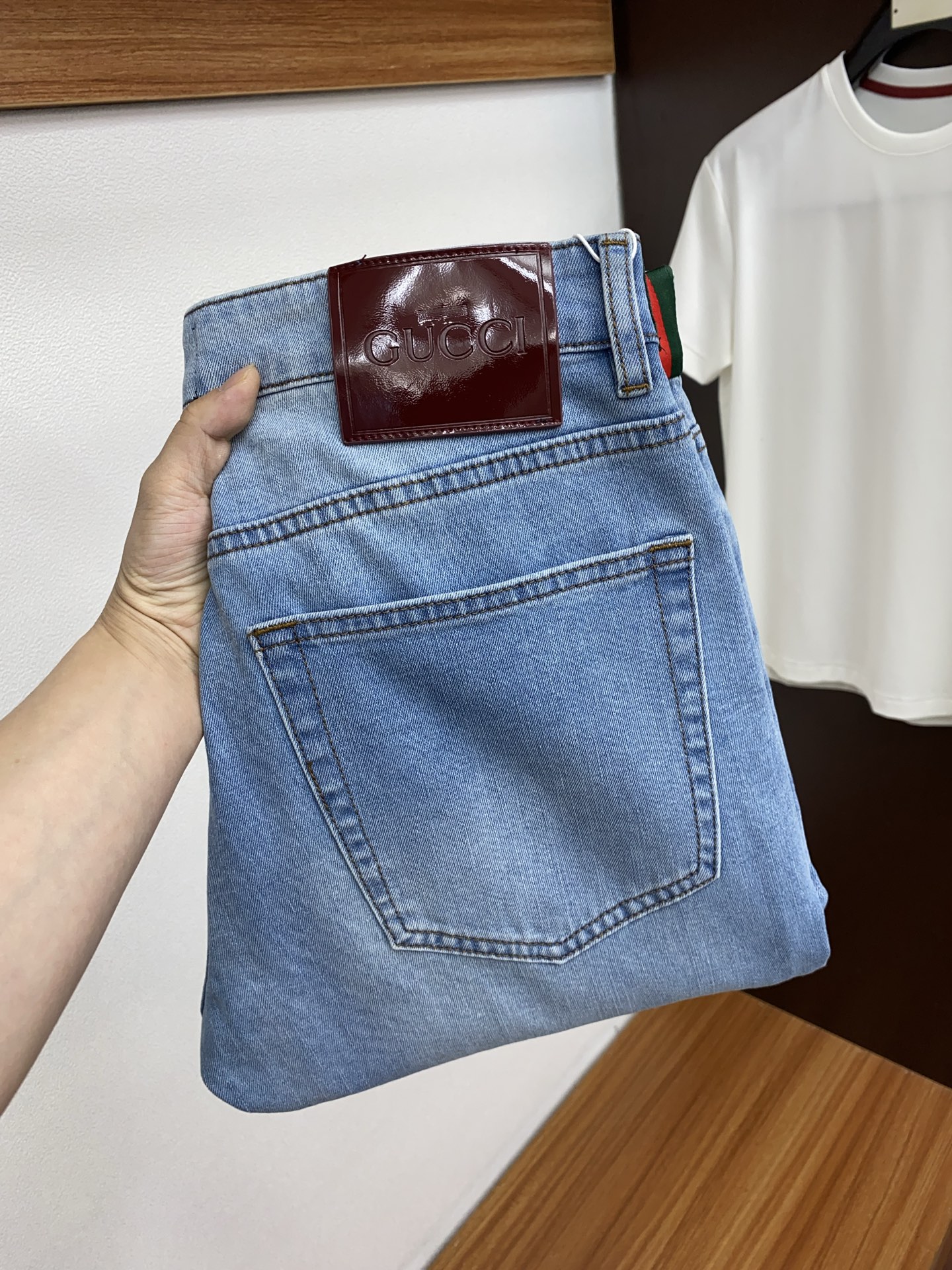 NO:122823,Guqi 25ss Spring and Summer New Style Men's Small Straight Original Single Jeans New Style is super soft, elastic fabric, complex craftsmanship superimposed. Any washing step lasts for a few seconds and will become completely different in color, so it is more precious, especially long-lasting and taste-resistant... Choose the best tannin elastic texture, genuine leather leather cards, high-quality metal accessories... to create a unique and original jeans style!  Original hardware accessories, super positive style, comfortable and breathable, extremely high grade, counter quality, and handsome upper body. Number of 29-38 No 35 37,,jeans,alexander wang19860909古奇 25ss春夏新款 男士小直筒原单 牛仔裤 新款超柔软,弹力面料,复杂的手工艺叠加,任何一个洗水环节多停留几秒都会变成完全不一样的颜色效果,所以越加珍贵,特别持久、耐味…… 选用上乘的丹宁弹力质感,真皮皮牌、高定的金属辅料……打造出独特及原创的牛仔裤款型！原版五金辅料,版型超正,舒适透气,档次极高,专柜品质,上身帅气十足. 码数29-38 无35 37,,jeans,alexander wang,Men's clothing