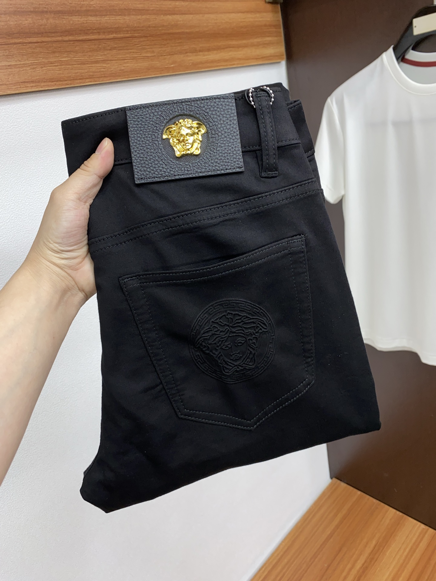 NO:122068,Versace 2025SS Early Spring New Product Original single men's wash jeans purebred product The type that must be released every season, the hot-selling ace item that needs no doubt, meets the best matching color number of the four seasons. The overall style continues the tone of SLP, and integrates a variety of arts and esthetics throughout the body. Washing and making it old is natural, creating an unruly and individual style!  The details are excellent, very sophisticated, and the auxiliary materials are all supplied to customers. The metal chain strongly demonstrates the brand identity!  The heavyweight Japanese imported denim fabric is very well washed and impeccable!  Perfect cut 28-38 No 37, loro piana, versace, jeans, alexander wang19860909范思哲 2025SS早春 新品 原单男士水洗牛仔裤纯血统品 每季必出的类型,无需质疑的热卖王牌单品,符合四季最佳的搭配色号 整体的风格延续了SLP的基调,通体融入了多种工艺美学,水洗做旧浑然天成,缔造出不羁与个性的风格！细节方面极为出色,非常匠心考究,通体的辅料皆为客供 金属链条有力彰显了品牌身份！重磅日本进口的丹宁面料,水洗相当出色,无可挑剔！版型剪裁完美 28-38 无37,,loro piana,versace,jeans,alexander wang,Men's clothing