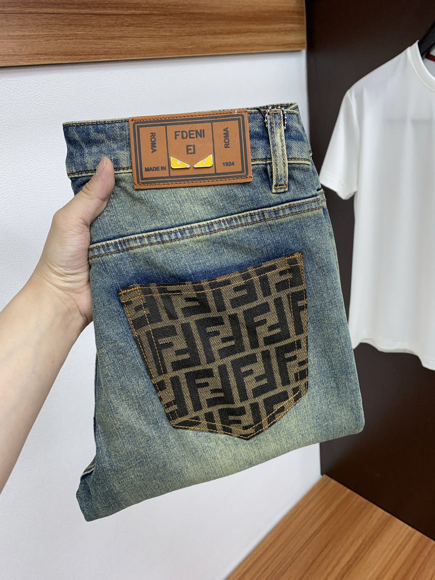 NO:122071,Fendi 2025SS Early Spring New Product Original single men's wash jeans purebred product The type that must be released every season, the hot-selling ace item that needs no doubt, meets the best matching color number of the four seasons. The overall style continues the tone of SLP, and integrates a variety of arts and craftsmanship throughout the body. Washing and making it old is natural, creating an unruly and individual style!  The details are excellent, very sophisticated, and the auxiliary materials are all supplied to customers. The metal chain strongly demonstrates the brand identity!  The heavyweight Japanese imported denim fabric is very well washed and impeccable!  Perfect cut 28-38 No 37, fendi,loro piana,jeans,alexander wang19860909芬迪 2025SS早春 新品 原单男士水洗牛仔裤纯血统品 每季必出的类型,无需质疑的热卖王牌单品,符合四季最佳的搭配色号 整体的风格延续了SLP的基调,通体融入了多种工艺美学,水洗做旧浑然天成,缔造出不羁与个性的风格！细节方面极为出色,非常匠心考究,通体的辅料皆为客供 金属链条有力彰显了品牌身份！重磅日本进口的丹宁面料,水洗相当出色,无可挑剔！版型剪裁完美 28-38 无37,,fendi,loro piana,jeans,alexander wang,Men's clothing