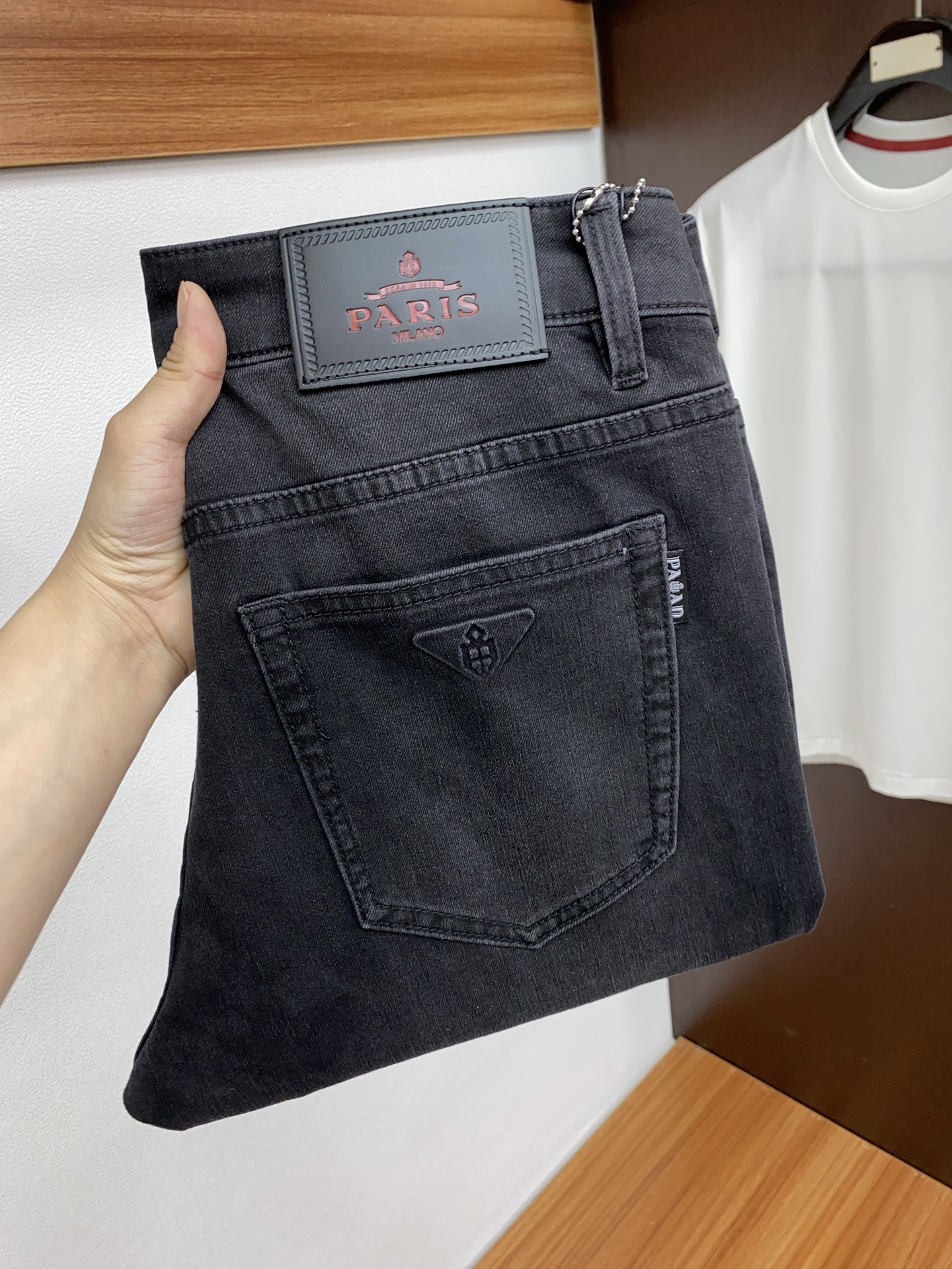 NO:124049,Prada 2025SS Early Spring New Product Original Single Men's Washed Jeans Pure Birth Products The type that must be released every season, the best-selling ace item that needs no doubt, meets the best matching color number of the four seasons. The overall style continues the tone of SLP, and integrates a variety of arts and esthetics throughout the body. Washing and making it old is natural, creating an unruly and individual style!  The details are excellent, very sophisticated, and the auxiliary materials are all supplied to customers. The metal chain strongly demonstrates the brand identity!  The heavyweight Japanese imported denim fabric is very well washed and impeccable!  Perfect cut 28-38 No 37, loro piana, prada, jeans, alexander wang19860909普拉达 2025SS早春 新品 原单男士水洗牛仔裤纯血统品 每季必出的类型,无需质疑的热卖王牌单品,符合四季最佳的搭配色号 整体的风格延续了SLP的基调,通体融入了多种工艺美学,水洗做旧浑然天成,缔造出不羁与个性的风格！细节方面极为出色,非常匠心考究,通体的辅料皆为客供 金属链条有力彰显了品牌身份！重磅日本进口的丹宁面料,水洗相当出色,无可挑剔！版型剪裁完美 28-38 无37,,loro piana,prada,jeans,alexander wang,Men's clothing