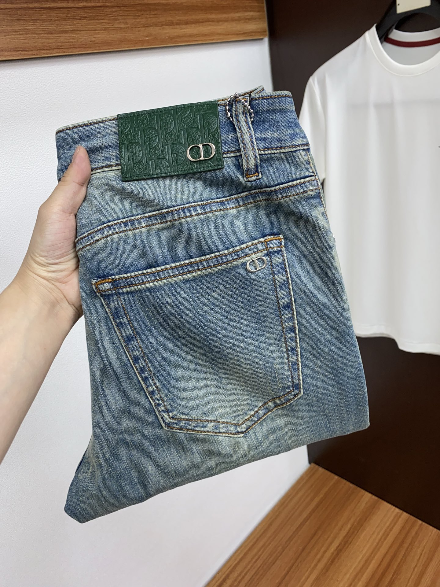 NO:124055,Dior 2025SS Early Spring New Product Original single men's wash jeans purebred product The type that must be released every season, the hot-selling ace item that needs no doubt, meets the best matching color number of the four seasons. The overall style continues the tone of SLP, and integrates a variety of arts and craftsmanship throughout the body. Washing and making it look old is natural, creating an unruly and individual style!  The details are excellent, very sophisticated, and the auxiliary materials are all supplied to customers. The metal chain strongly demonstrates the brand identity!  The heavyweight Japanese imported denim fabric is very well washed and impeccable!  Perfect cut 28-38 No 37,,dior,loro piana,jeans,alexander wang19860909迪奥 2025SS早春 新品 原单男士水洗牛仔裤纯血统品 每季必出的类型,无需质疑的热卖王牌单品,符合四季最佳的搭配色号 整体的风格延续了SLP的基调,通体融入了多种工艺美学,水洗做旧浑然天成,缔造出不羁与个性的风格！细节方面极为出色,非常匠心考究,通体的辅料皆为客供 金属链条有力彰显了品牌身份！重磅日本进口的丹宁面料,水洗相当出色,无可挑剔！版型剪裁完美 28-38 无37,,dior,loro piana,jeans,alexander wang,Men's clothing