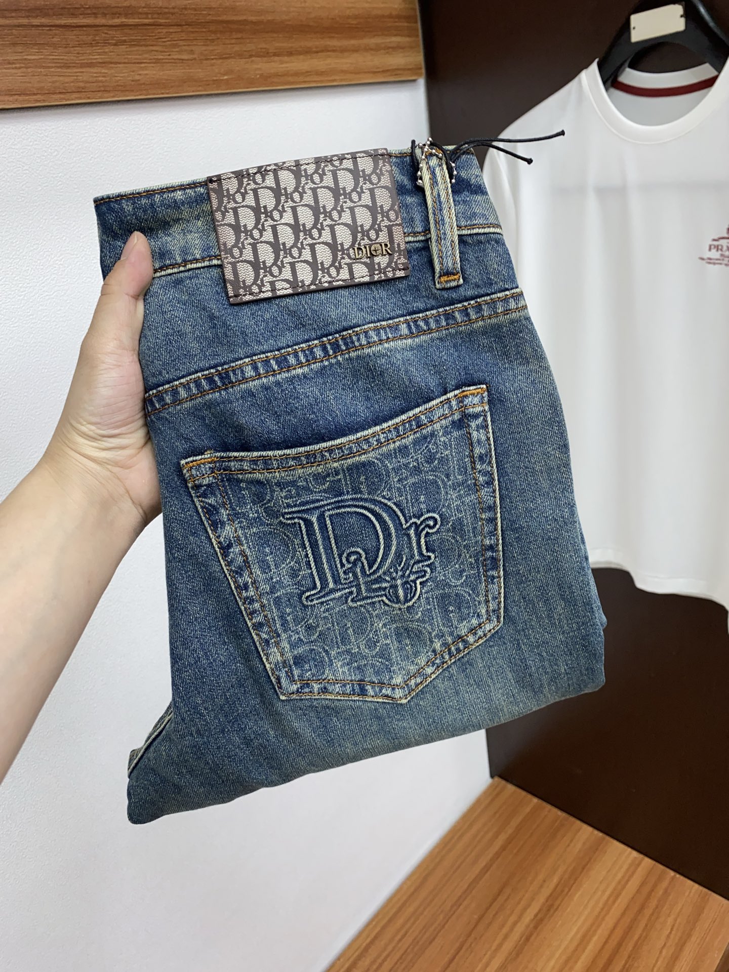 NO:124093,Dior 2025SS Early Spring New Product Original single men's wash jeans purebred product The type that must be released every season, the hot-selling ace item that needs no doubt, meets the best matching color number of the four seasons. The overall style continues the tone of SLP, and integrates a variety of arts and esthetics throughout the body. Washing and making it look old is natural, creating an unruly and individual style!  The details are excellent, very sophisticated, and the auxiliary materials are all supplied to customers. The metal chain strongly demonstrates the brand identity!  The heavyweight Japanese imported denim fabric is very well washed and impeccable!  Perfect cut 28-38 No 37,,dior,loro piana,jeans,alexander wang19860909迪奥 2025SS早春 新品 原单男士水洗牛仔裤纯血统品 每季必出的类型,无需质疑的热卖王牌单品,符合四季最佳的搭配色号 整体的风格延续了SLP的基调,通体融入了多种工艺美学,水洗做旧浑然天成,缔造出不羁与个性的风格！细节方面极为出色,非常匠心考究,通体的辅料皆为客供 金属链条有力彰显了品牌身份！重磅日本进口的丹宁面料,水洗相当出色,无可挑剔！版型剪裁完美 28-38 无37,,dior,loro piana,jeans,alexander wang,Men's clothing