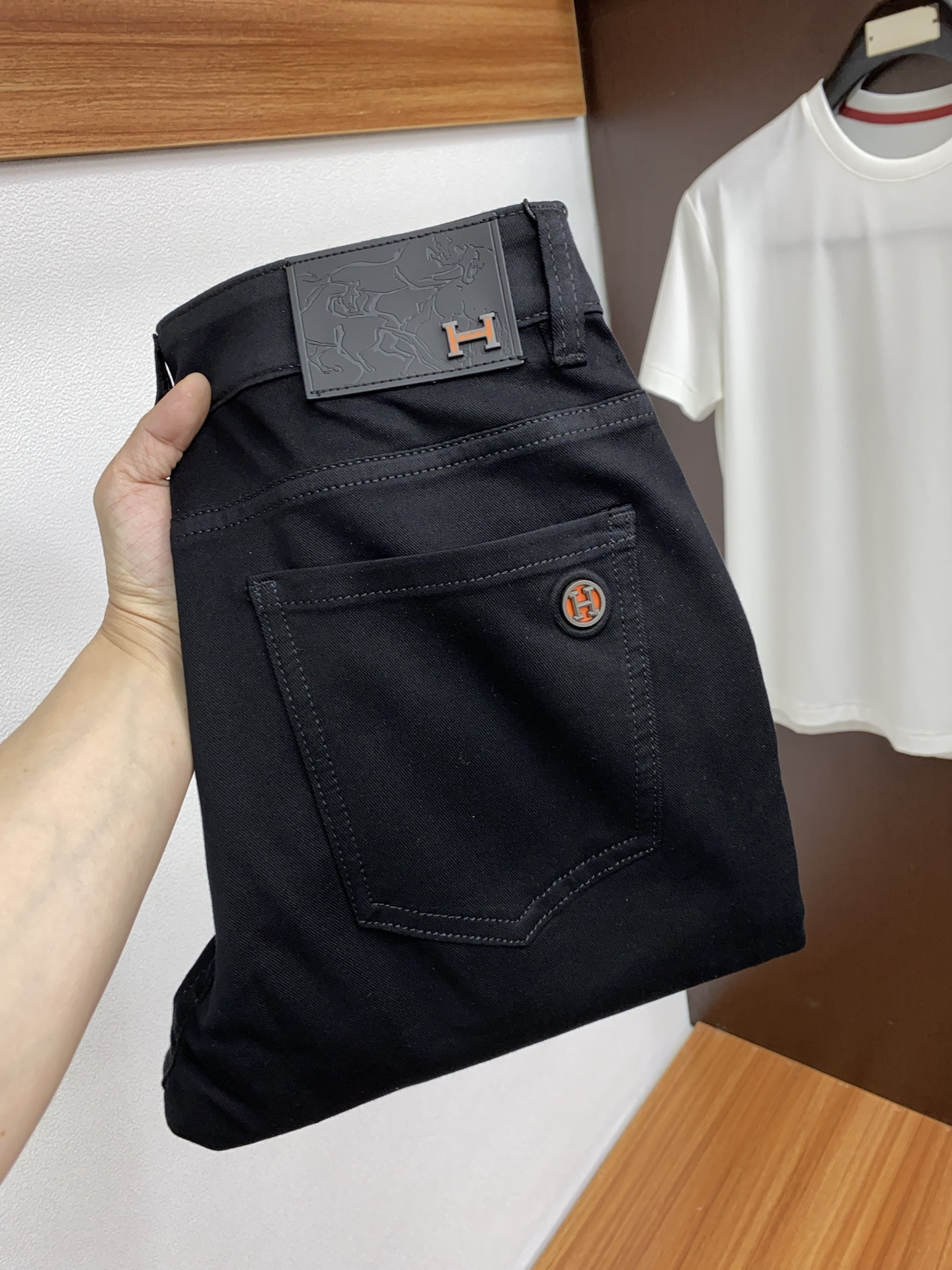 NO:124096,Hermes 2025SS Early Spring New Product Original single men's wash jeans purebred product The type that must be released every season, the hot-selling ace item that needs no doubt, meets the best matching color number of the four seasons. The overall style continues the tone of SLP, and integrates a variety of arts and esthetics throughout the body. Washing and making it old is natural, creating an unruly and individual style!  The details are excellent, very sophisticated, and the auxiliary materials are all supplied to customers. The metal chain strongly demonstrates the brand identity!  The heavyweight Japanese imported denim fabric is very well washed and impeccable!  Perfect cut 28-38 No 37, hermes,loro piana,jeans,alexander wang19860909爱马仕 2025SS早春 新品 原单男士水洗牛仔裤纯血统品 每季必出的类型,无需质疑的热卖王牌单品,符合四季最佳的搭配色号 整体的风格延续了SLP的基调,通体融入了多种工艺美学,水洗做旧浑然天成,缔造出不羁与个性的风格！细节方面极为出色,非常匠心考究,通体的辅料皆为客供 金属链条有力彰显了品牌身份！重磅日本进口的丹宁面料,水洗相当出色,无可挑剔！版型剪裁完美 28-38 无37,,hermes,loro piana,jeans,alexander wang,Men's clothing