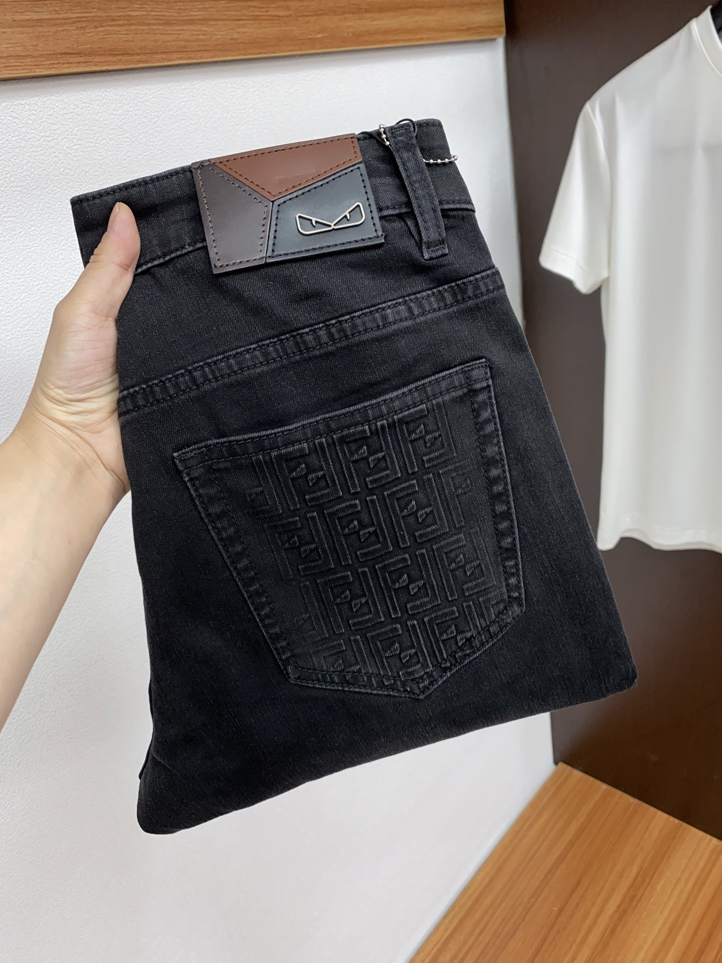 NO:125616,Fendi 2025SS Early Spring New Product Original single men's wash jeans purebred product The type that must be released every season, the hot-selling ace item that needs no doubt, meets the best matching color number of the four seasons. The overall style continues the tone of SLP, and integrates a variety of arts and craftsmanship throughout the body. Washing and making it old is natural, creating an unruly and individual style!  The details are excellent, very sophisticated, and the auxiliary materials are all supplied to customers. The metal chain strongly demonstrates the brand identity!  The heavyweight Japanese imported denim fabric is very well washed and impeccable!  Perfect cut 28-38 No 37, fendi,loro piana,jeans,alexander wang19860909芬迪 2025SS早春 新品 原单男士水洗牛仔裤纯血统品 每季必出的类型,无需质疑的热卖王牌单品,符合四季最佳的搭配色号 整体的风格延续了SLP的基调,通体融入了多种工艺美学,水洗做旧浑然天成,缔造出不羁与个性的风格！细节方面极为出色,非常匠心考究,通体的辅料皆为客供 金属链条有力彰显了品牌身份！重磅日本进口的丹宁面料,水洗相当出色,无可挑剔！版型剪裁完美 28-38 无37,,fendi,loro piana,jeans,alexander wang,Men's clothing