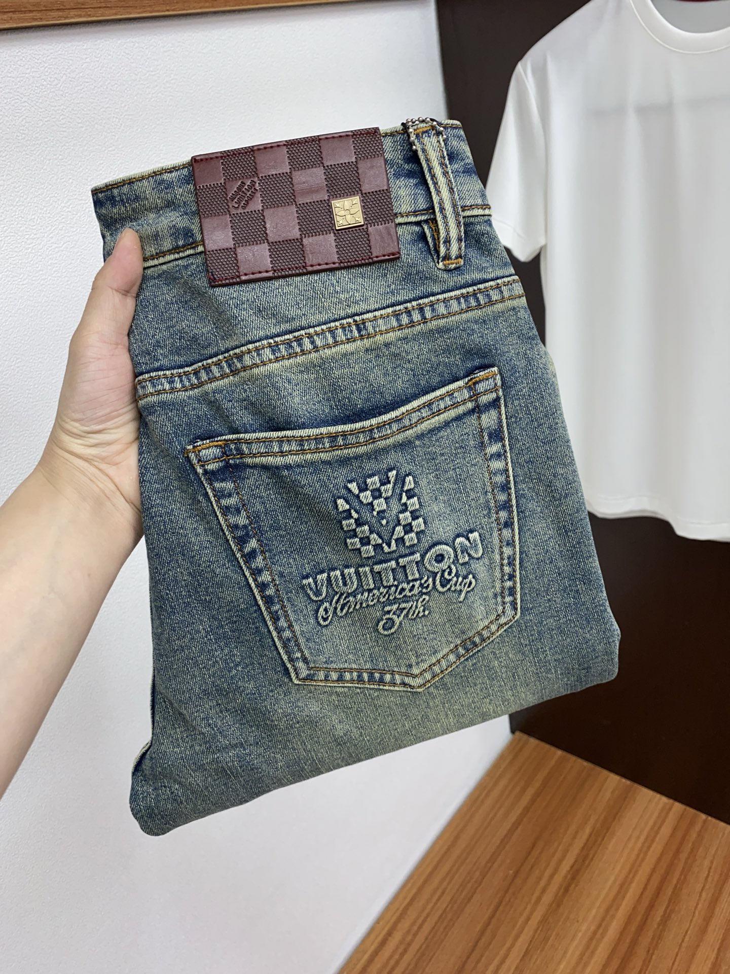 NO:125618,1v Louis Vuitton 2025SS Early Spring New Product Original single men's wash jeans purebred product The type that must be released every season, the hot-selling ace item that needs no doubt, meets the best matching color number of the four seasons. The overall style continues the tone of SLP, and integrates a variety of arts and craftsmanship throughout the body. Washing and making it old is natural, creating an unruly and personal style!  The details are excellent, very sophisticated, and the auxiliary materials are all supplied to customers. The metal chain strongly demonstrates the brand identity!  The heavyweight Japanese imported denim fabric is very well washed and impeccable!  Perfect cut 28-38 No 37, louis vuitton,loro piana,jeans,alexander wang198609091v 路易威登 2025SS早春 新品 原单男士水洗牛仔裤纯血统品 每季必出的类型,无需质疑的热卖王牌单品,符合四季最佳的搭配色号 整体的风格延续了SLP的基调,通体融入了多种工艺美学,水洗做旧浑然天成,缔造出不羁与个性的风格！细节方面极为出色,非常匠心考究,通体的辅料皆为客供 金属链条有力彰显了品牌身份！重磅日本进口的丹宁面料,水洗相当出色,无可挑剔！版型剪裁完美 28-38 无37,,louis vuitton,loro piana,jeans,alexander wang,Men's clothing