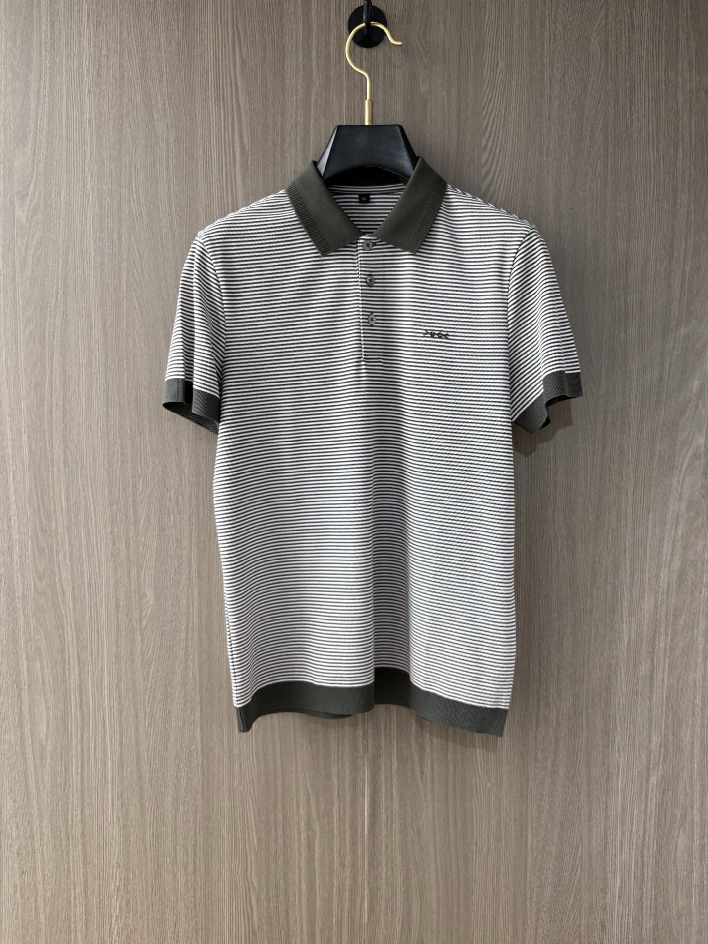 NO:122036,The same style of the 2025ssHK counter is simultaneously on the new short-sleeved lapel Polo custom striped knitted fabric. The brand craftsmanship on the chest shows the luxury of the brand. A must-have item for high-end people. Those who know the goods come and compare the counter. Code number M-3xL, zegna, T-shirt, alexander wang19860909杰尼亚 2025ssHK专柜同款同步上新短袖翻领Polo定制条纹一体针织面料 胸前品牌工艺构成标志彰显品牌奢华 高端人士必备单品,懂货的来欢迎对比专柜 .码数M-3xL,,zegna,T-shirt,alexander wang,Men's clothing