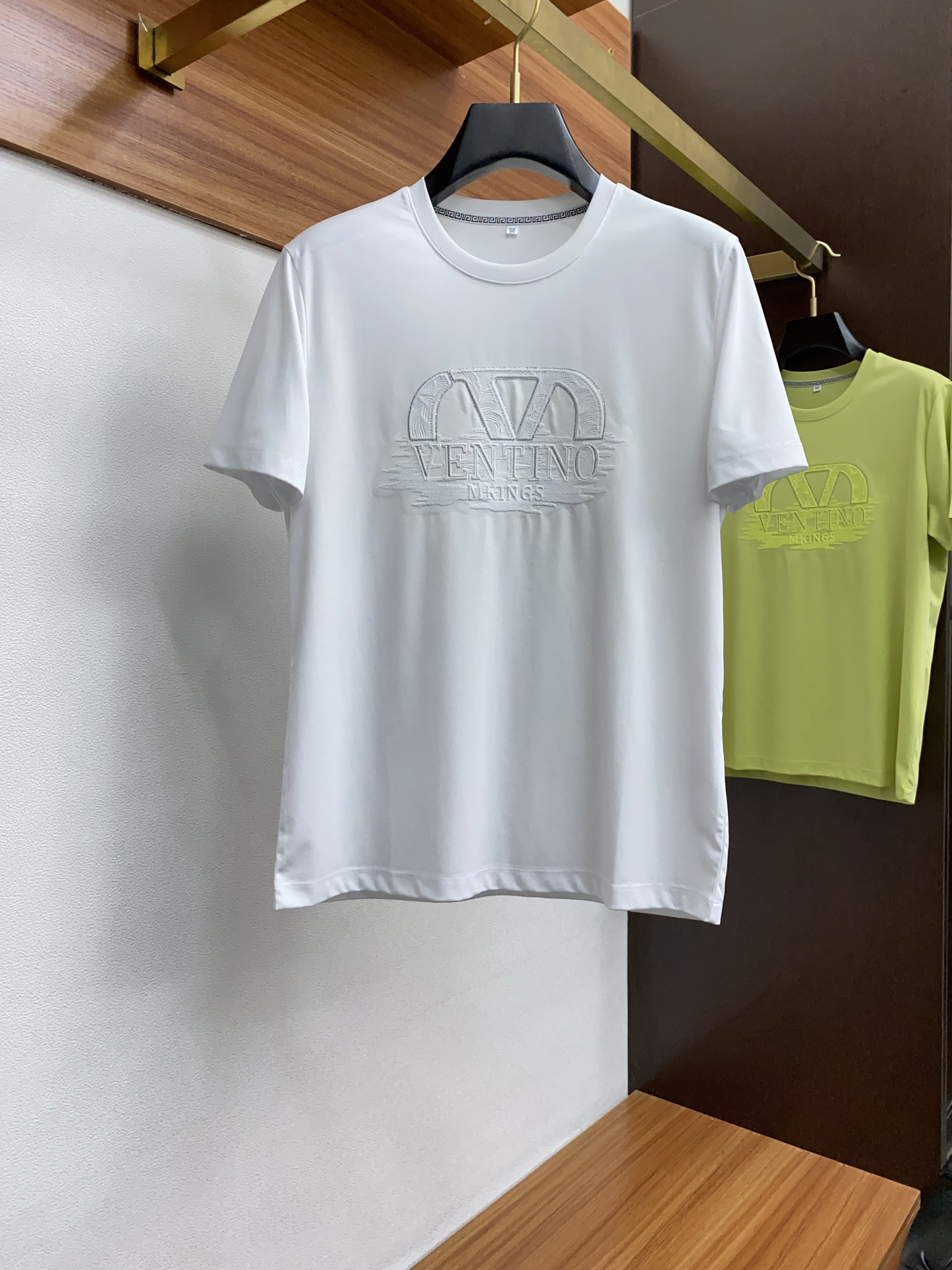 NO:124081,VT 2025 spring and summer new first-time counter latest short-sleeved round-neck T-shirt, high-end customization, avant-garde and fashionable design!  Brand logo heavy craft design, high-end customized mercerized cotton fabric, soft feel, comfortable to wear, exquisite counter-level car line, fine workmanship, invincible and handsome upper body effect!  A must-have item for handsome men!  Code number M-3xL, T-shirt,tees,t-shirt,alexander wang19860909VT 2025春夏新款首发专柜最新款短袖圆领T恤 高端订制 设计前卫时尚！品牌logo重工艺设计 高端定制丝光棉面料.手感柔软.穿着舒适.专柜级别精致车线.做工精细.上身效果无敌帅气！型男必备单品！码数M-3xL,,T-shirt,tees，t-shirt,alexander wang,Men's clothing