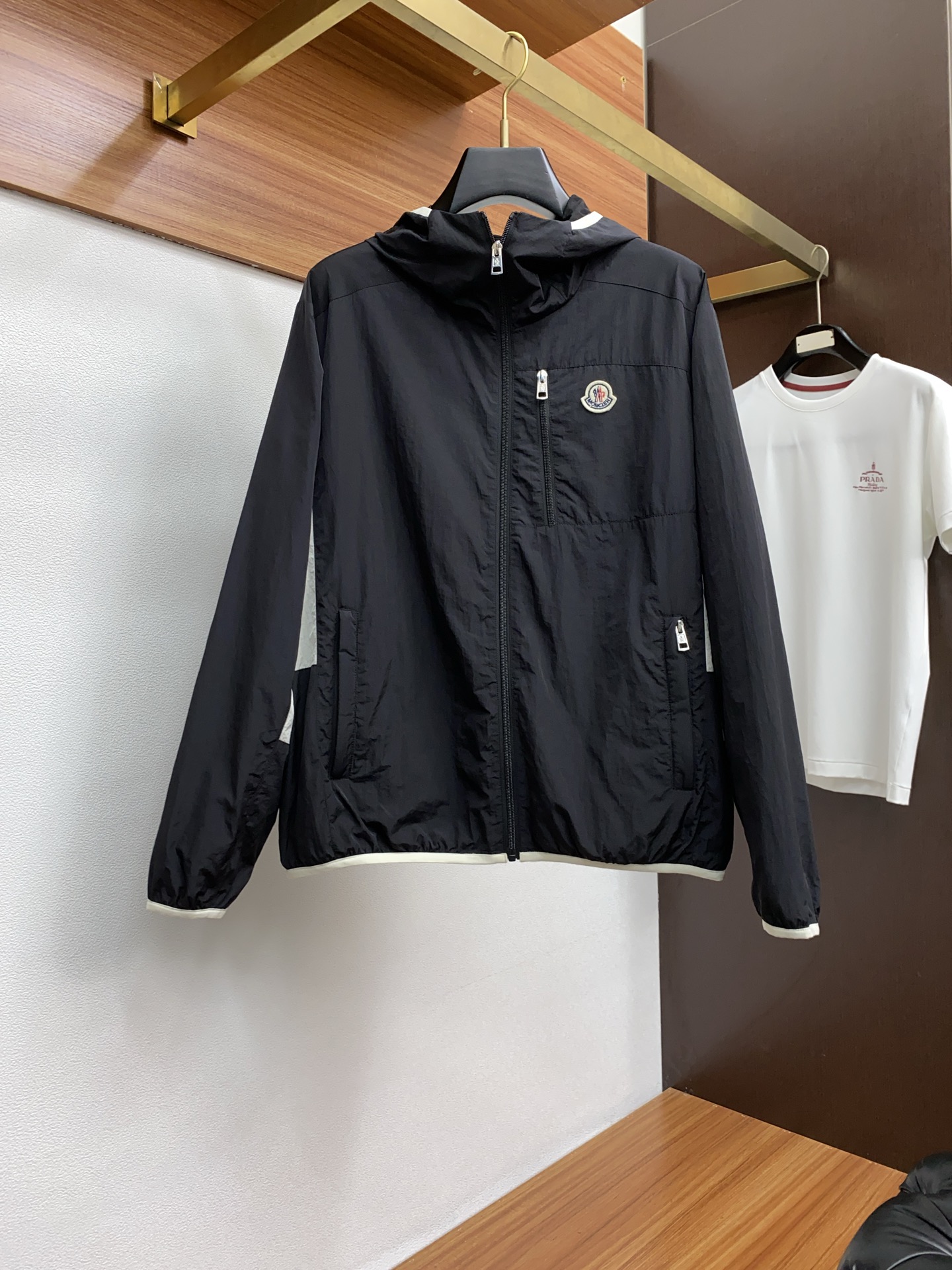 NO:124095,2025FW men's hooded jacket men's jacket, casual and daily wear items!  The upper body is decorated with body shape and customized fabrics perfectly combine fashion aesthetics and new urban business and leisure concepts. Different styles are available for you to choose classic styles, never out of time. A jacket unlocks all-changing styles. Simple but not simple, details show quality. I want to both temperature and demeanor. Break the convention and wear it out. Trends are fleeting, styles are always light and comfortable, and move freely. The aura is fully open. The essential robe in the workplace leads the trend and wears out your attitude. No fear of challenges. Youthful vitality, cost-effective choice. The whole body interprets the Italian-style ability and outdoor functional styles, both solemn and harmonious, creating a unique styling item. The overall outline tends to be simple, with a very personalized and elegant detail treatment, enriching the overall vision. The wardrobe is excellent for business and leisure, and is excellent at high attendance!  It is hard to find!  48-56 (please report height and weight by placing an order), Moncler, jackets & coats, jackets & coats, hats, alexander wang19860909蒙口 2025FW男士连帽夹克男装外套,休闲日常穿搭单品！上身修饰身形、定制面料将时装美学和新都市商务休闲概念完美融合,不同风格任你选经典款,永不过时 一件外套,解锁百变风格 简约而不简单,细节彰显品质.温度与风度,我都要.打破常规,穿出自我.潮流易逝,风格永存 轻便舒适,活动自如.气场全开,职场必备战袍引领潮流,穿出你的态度 无惧挑战 青春活力,性价比之选 通体将意式的干练和户外功能性风格极致诠释,亦庄亦谐,塑造出别具一格的造型单品,整体轮廓趋于简约风格,颇为个性且雅痞的细节处理,丰富了整体视觉.衣橱商务休闲绝佳的高出勤率！可遇而不可求！48-56（下单请报身高体重）,,Moncler,jackets & coats,jackets & coats,hats,alexander wang,Men's clothing