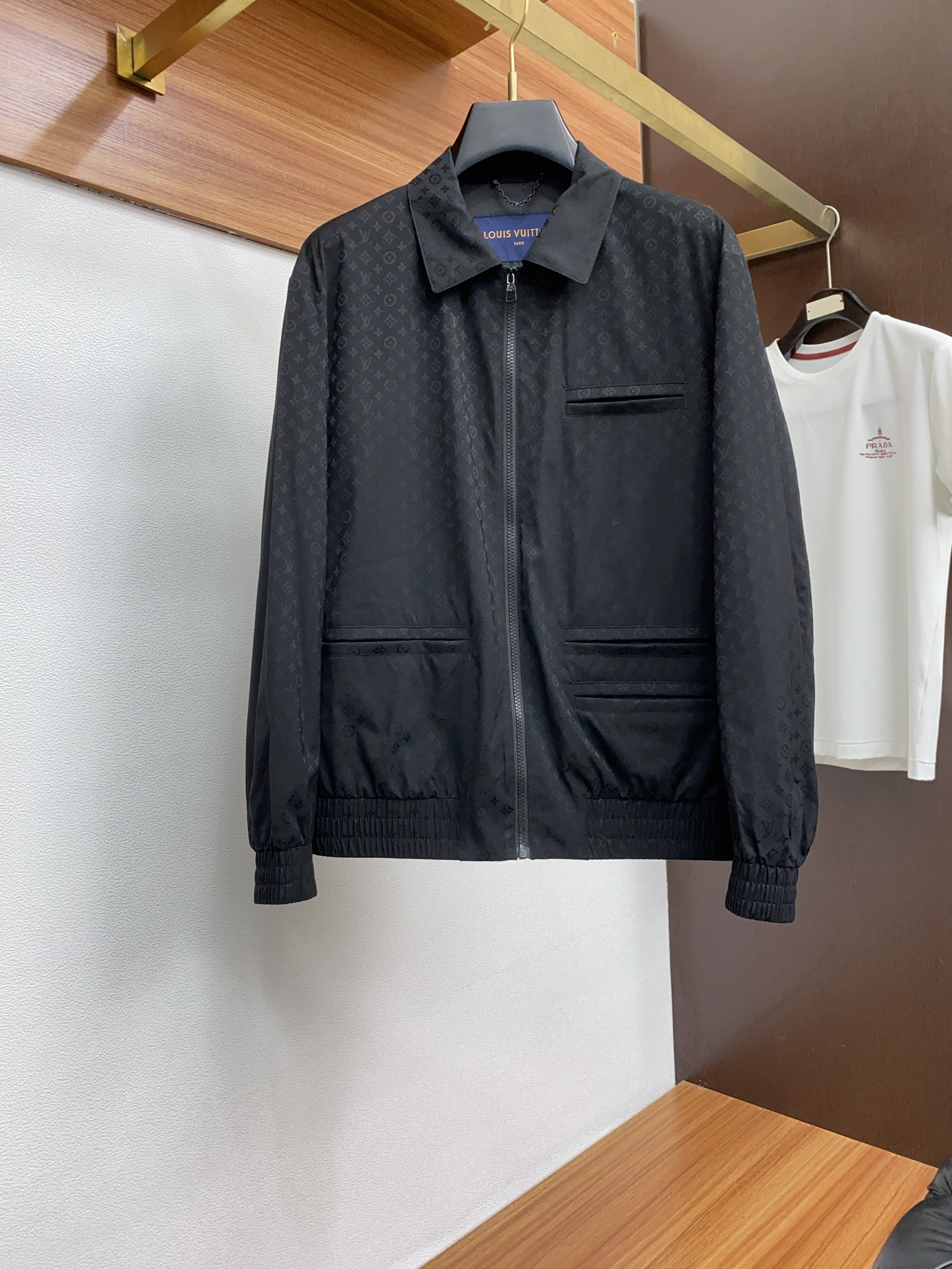 NO:124066,1v Louis Vuitton 2025FW men's lapel jacket men's jacket, casual and daily wear items!  The upper body is decorated with body shape and customized fabrics perfectly combine fashion aesthetics and new urban business and leisure concepts. Different styles are available for you to choose classic styles, never out of time. A jacket unlocks all-changing styles. Simple but not simple, details show quality. I want to both temperature and demeanor. Break the convention and wear it out. Trends are fleeting, styles are always light and comfortable, and move freely. The aura is fully open. The essential robe in the workplace leads the trend and wears out your attitude. No fear of challenges. Youthful vitality, cost-effective choice. The whole body interprets the Italian-style ability and outdoor functional styles, both solemn and harmonious, creating a unique styling item. The overall outline tends to be simple, with a very personalized and elegant detail treatment, enriching the overall vision. The wardrobe is excellent for business and leisure, and is excellent at high attendance!  It is hard to find!  48-56 (please report height and weight by placing an order),,louis vuitton,jackets & coats,jackets & coats,alexander wang198609091v 路易威登 2025FW男士翻领夹克男装外套,休闲日常穿搭单品！上身修饰身形、定制面料将时装美学和新都市商务休闲概念完美融合,不同风格任你选经典款,永不过时 一件外套,解锁百变风格 简约而不简单,细节彰显品质.温度与风度,我都要.打破常规,穿出自我.潮流易逝,风格永存 轻便舒适,活动自如.气场全开,职场必备战袍引领潮流,穿出你的态度 无惧挑战 青春活力,性价比之选 通体将意式的干练和户外功能性风格极致诠释,亦庄亦谐,塑造出别具一格的造型单品,整体轮廓趋于简约风格,颇为个性且雅痞的细节处理,丰富了整体视觉.衣橱商务休闲绝佳的高出勤率！可遇而不可求！48-56（下单请报身高体重）,,louis vuitton,jackets & coats,jackets & coats,alexander wang,Men's clothing