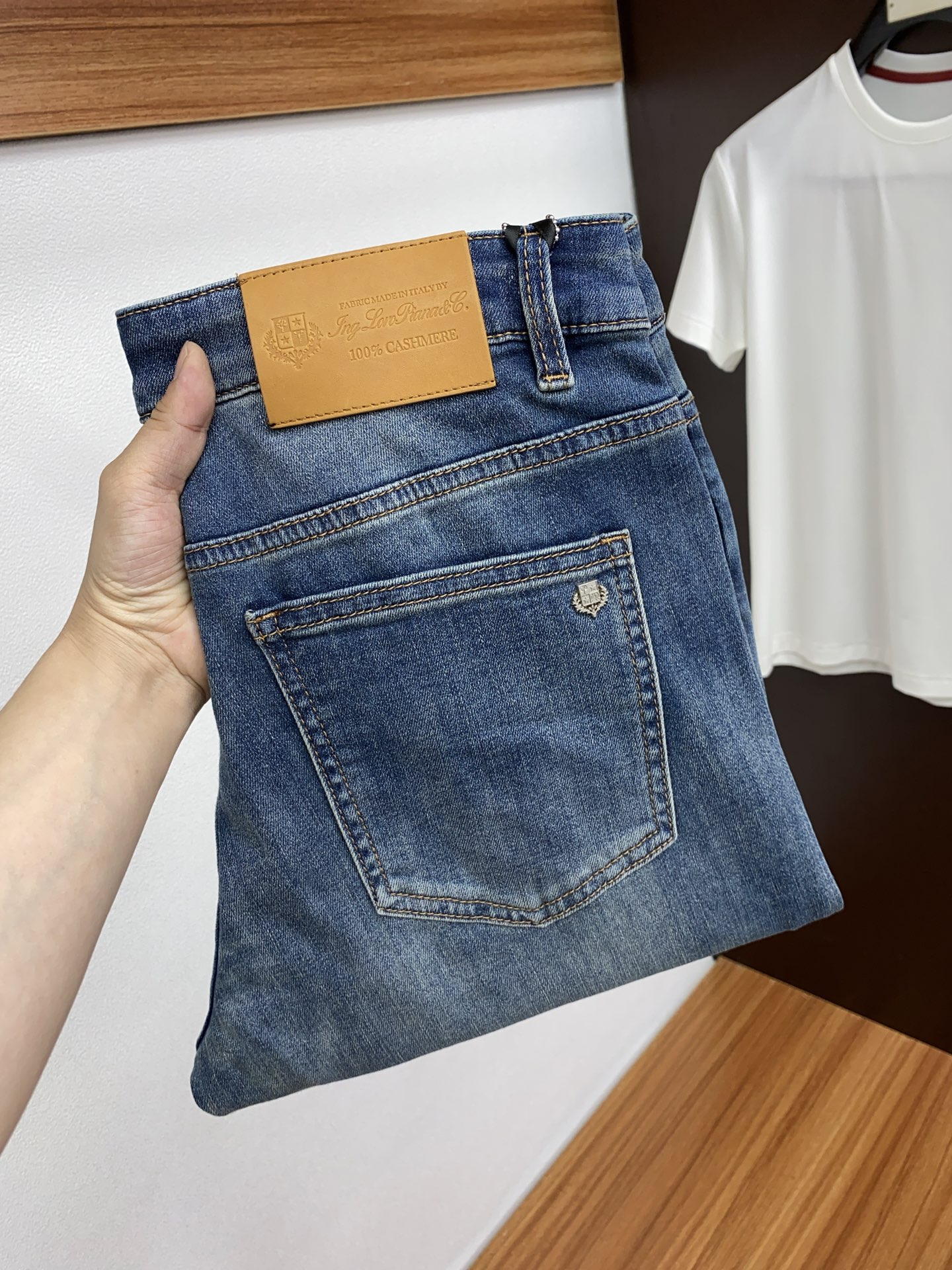 NO:131916,LP 1950SS Early Spring New Product Original single men's wash jeans purebred product The type that must be released every season, the hot-selling ace item that needs no doubt, meets the best matching color number of the four seasons. The overall style continues the tone of SLP, and integrates a variety of arts and craftsmanship throughout the body. Washing and making it look old is natural, creating an unruly and individual style!  The details are excellent, very sophisticated, and the auxiliary materials are all supplied to customers. The metal chain strongly demonstrates the brand identity!  The heavyweight Japanese imported denim fabric is very well washed and impeccable!  Perfect cut 29-38 No 37, loro piana, jeans, alexander wang19860909LP 1950SS早春 新品 原单男士水洗牛仔裤纯血统品 每季必出的类型,无需质疑的热卖王牌单品,符合四季最佳的搭配色号 整体的风格延续了SLP的基调,通体融入了多种工艺美学,水洗做旧浑然天成,缔造出不羁与个性的风格！细节方面极为出色,非常匠心考究,通体的辅料皆为客供 金属链条有力彰显了品牌身份！重磅日本进口的丹宁面料,水洗相当出色,无可挑剔！版型剪裁完美 29-38无37,,loro piana,jeans,alexander wang,Men's clothing