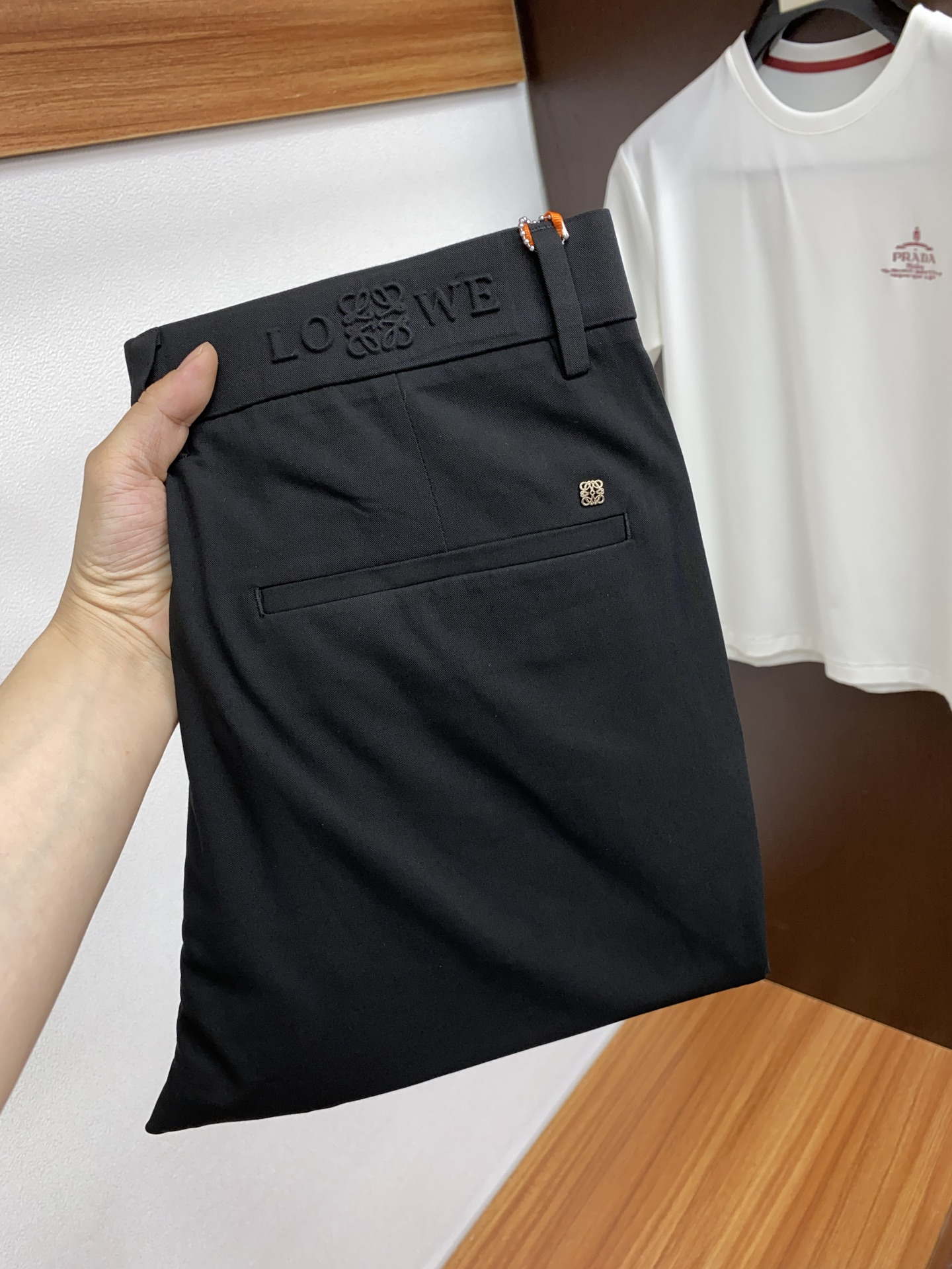 NO:122060,Luo Yiwei 2025 new casual trousers!  The official website simultaneously sells imported custom high-end fabrics, soft and breathable, complete with three standards, impeccable details, excellent upper body effect, perfect combination of business and casual style, and an indispensable versatile product in the closet!  Number of codes 30-38, loewe,alexander wang19860909罗意威 2025新款休闲西裤！官网同步发售进口定制高端面料,触感柔软透气 三标齐全 细节无可挑剔,上身效果超棒,完美兼具商务与休闲风格穿搭,衣橱里必不可缺少的百搭臻品！ 码数 30-38,,loewe,alexander wang,Men's clothing