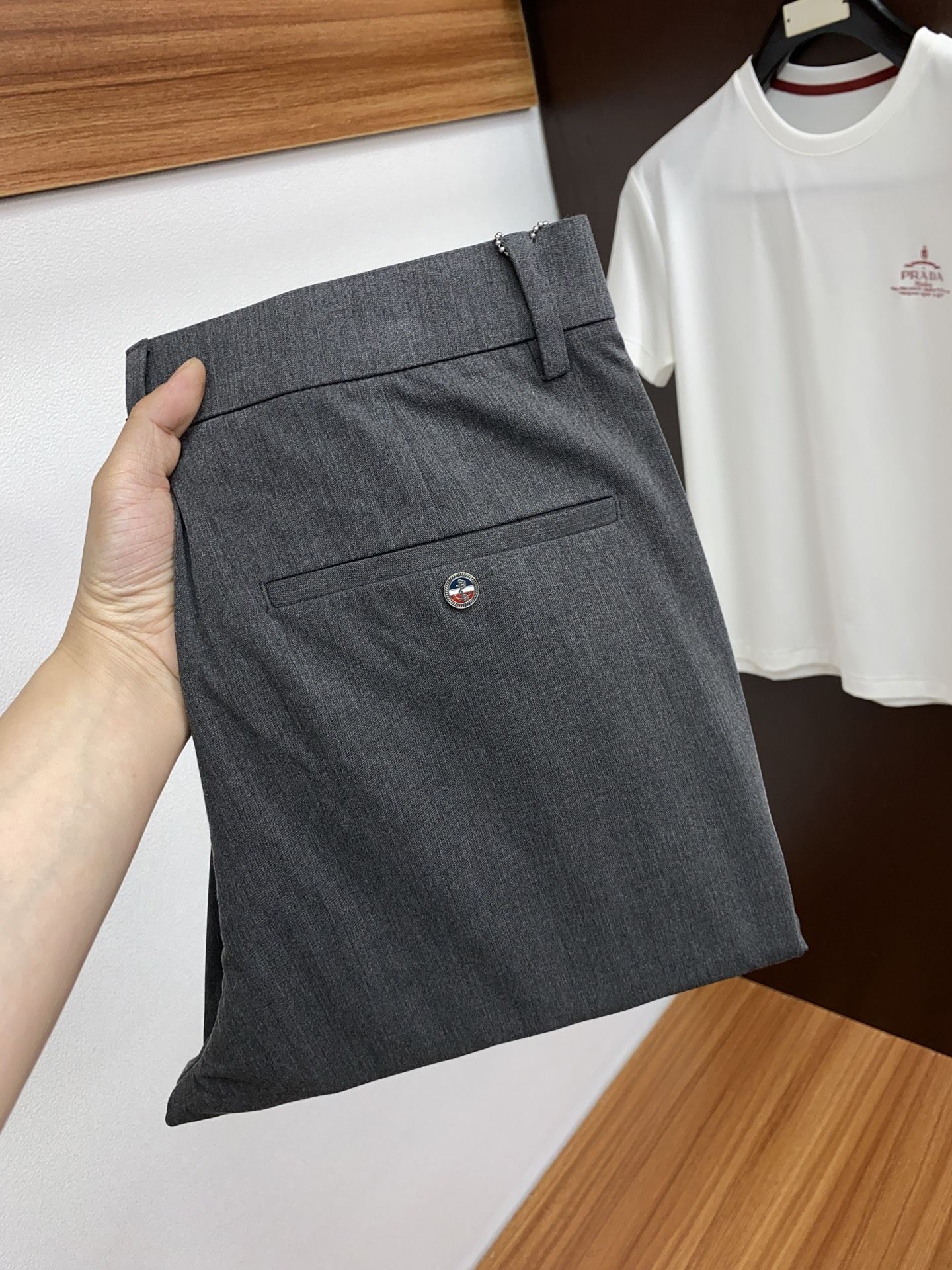 NO:124104,TB 2025 new casual trousers!  The official website simultaneously sells imported custom high-end fabrics, soft and breathable, complete with three standards, impeccable details, excellent upper body effect, perfect combination of business and casual style, and an indispensable versatile product in the closet!  Number of codes 30-38, alexander wang19860909TB 2025新款休闲西裤！官网同步发售进口定制高端面料,触感柔软透气 三标齐全 细节无可挑剔,上身效果超棒,完美兼具商务与休闲风格穿搭,衣橱里必不可缺少的百搭臻品！ 码数 30-38,,alexander wang,Men's clothing