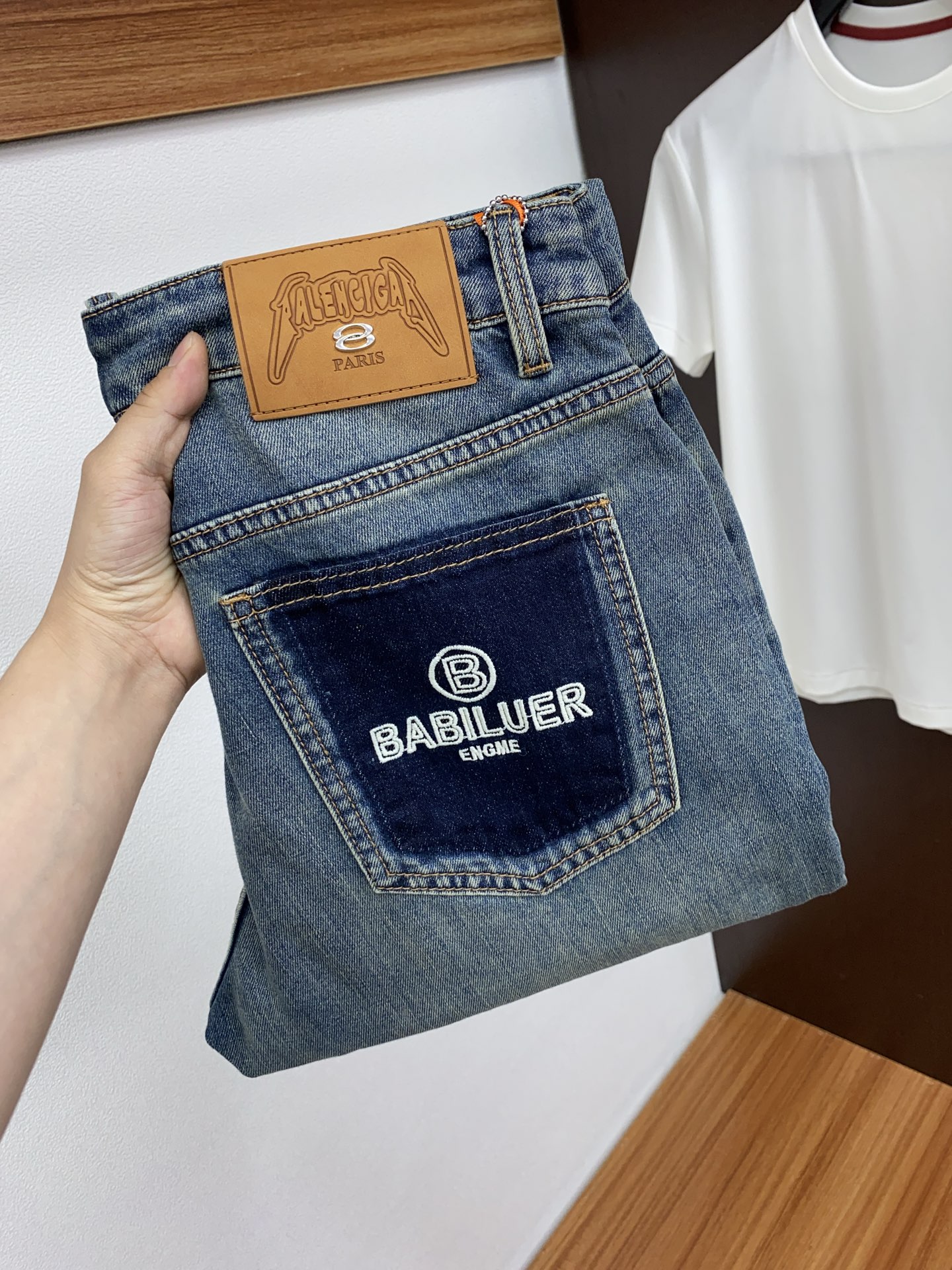 NO:124046,Balenciaga 2025SS Early Spring New Product Original single men's wash jeans purebred product The type that must be released every season, the hot-selling ace item that needs no doubt, meets the best matching color number of the four seasons. The overall style continues the tone of SLP, and integrates a variety of arts and esthetics throughout the body. Washing and making it old is natural, creating an unruly and individual style!  The details are excellent, very sophisticated, and the auxiliary materials are all supplied to customers. The metal chain strongly demonstrates the brand identity!  The heavyweight Japanese imported denim fabric is very well washed and impeccable!  Perfect cut 29-38 No 37, balenciaga,loro piana,jeans,alexander wang19860909巴黎世家 2025SS早春 新品 原单男士水洗牛仔裤纯血统品 每季必出的类型,无需质疑的热卖王牌单品,符合四季最佳的搭配色号 整体的风格延续了SLP的基调,通体融入了多种工艺美学,水洗做旧浑然天成,缔造出不羁与个性的风格！细节方面极为出色,非常匠心考究,通体的辅料皆为客供 金属链条有力彰显了品牌身份！重磅日本进口的丹宁面料,水洗相当出色,无可挑剔！版型剪裁完美 29-38无37,,balenciaga,loro piana,jeans,alexander wang,Men's clothing