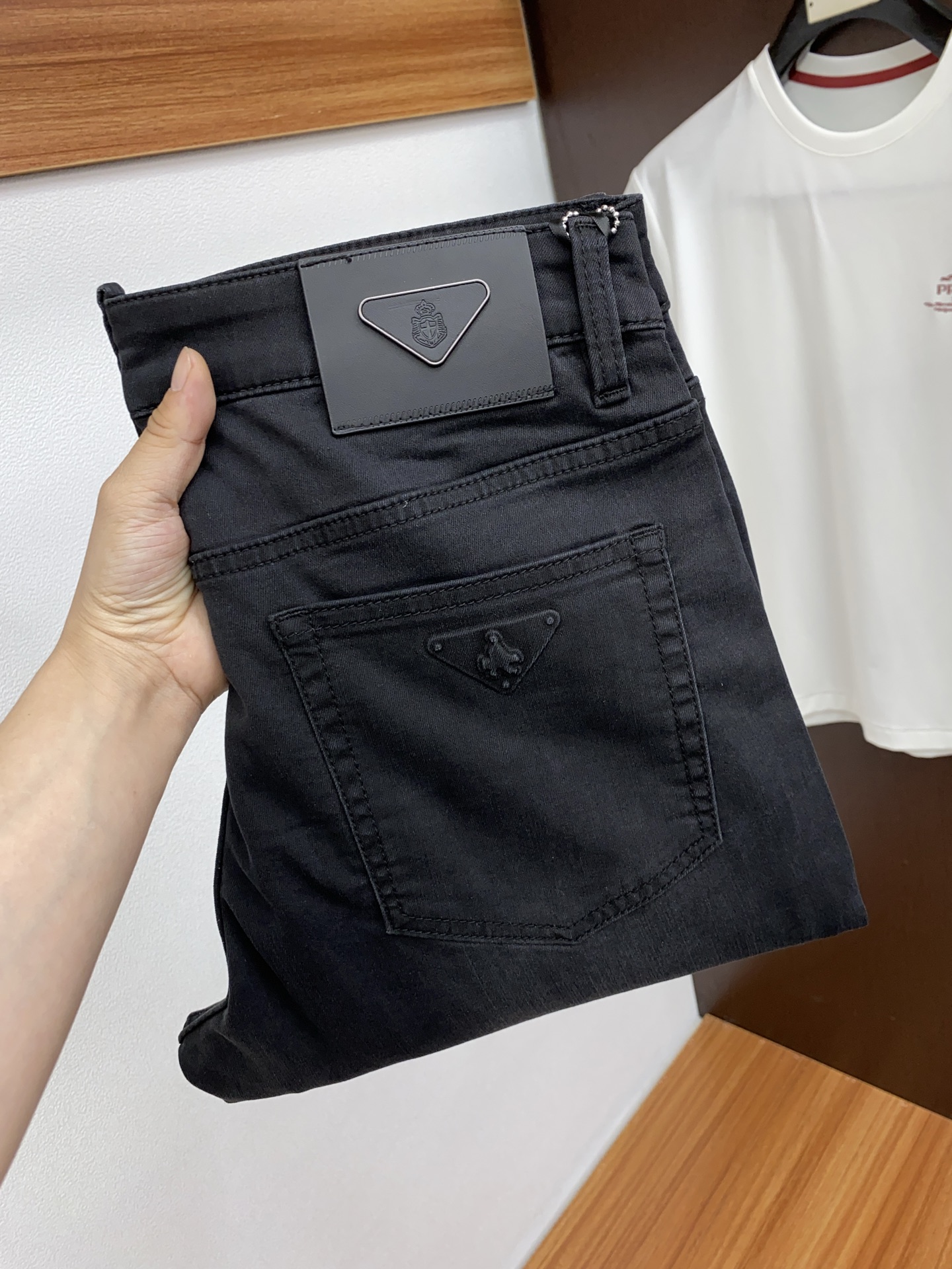 NO:131918,Prada 2025SS Early Spring New Product Original Single Men's Washed Jeans Pure Birth Products The type that must be released every season, the best-selling ace item that needs no doubt, meets the best matching color number of the four seasons. The overall style continues the tone of SLP, and integrates a variety of arts and esthetics throughout the body. Washing and making it old is natural, creating an unruly and individual style!  The details are excellent, very sophisticated, and the auxiliary materials are all supplied to customers. The metal chain strongly demonstrates the brand identity!  The heavyweight Japanese imported denim fabric is very well washed and impeccable!  Perfect cut 29-38 No 37, loro piana, prada, jeans, alexander wang19860909普拉达 2025SS早春 新品 原单男士水洗牛仔裤纯血统品 每季必出的类型,无需质疑的热卖王牌单品,符合四季最佳的搭配色号 整体的风格延续了SLP的基调,通体融入了多种工艺美学,水洗做旧浑然天成,缔造出不羁与个性的风格！细节方面极为出色,非常匠心考究,通体的辅料皆为客供 金属链条有力彰显了品牌身份！重磅日本进口的丹宁面料,水洗相当出色,无可挑剔！版型剪裁完美 29-38无37,,loro piana,prada,jeans,alexander wang,Men's clothing