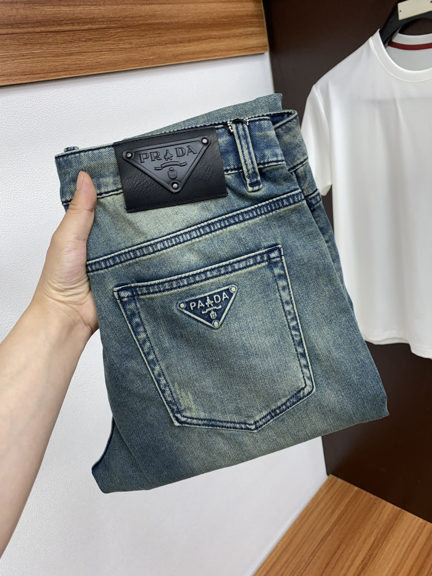 NO:122066,Prada 2025SS Early Spring New Product Original Single Men's Washed Jeans Pure Birth Products The type that must be released every season, the best-selling ace item that needs no doubt, meets the best matching color number of the four seasons. The overall style continues the tone of SLP, and integrates a variety of arts and esthetics throughout the body. Washing and making it old is natural, creating an unruly and individual style!  The details are excellent, very sophisticated, and the auxiliary materials are all supplied to customers. The metal chain strongly demonstrates the brand identity!  The heavyweight Japanese imported denim fabric is very well washed and impeccable!  Perfect cut 29-38 No 37, loro piana, prada, jeans, alexander wang19860909普拉达 2025SS早春 新品 原单男士水洗牛仔裤纯血统品 每季必出的类型,无需质疑的热卖王牌单品,符合四季最佳的搭配色号 整体的风格延续了SLP的基调,通体融入了多种工艺美学,水洗做旧浑然天成,缔造出不羁与个性的风格！细节方面极为出色,非常匠心考究,通体的辅料皆为客供 金属链条有力彰显了品牌身份！重磅日本进口的丹宁面料,水洗相当出色,无可挑剔！版型剪裁完美 29-38无37,,loro piana,prada,jeans,alexander wang,Men's clothing