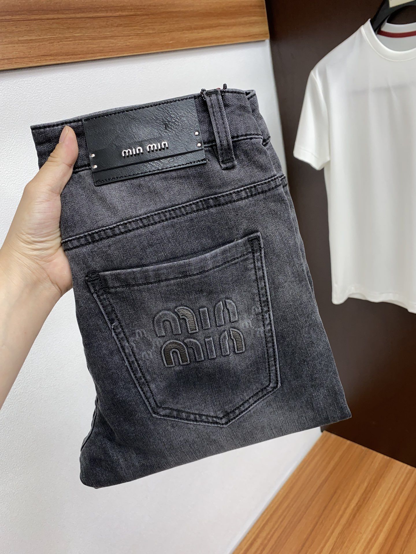 NO:122065,Miumiu2025SS Early Spring New Product Original single men's wash jeans purebred product The type that must be released every season, the hot-selling ace item that needs no doubt, meets the best matching color number of the four seasons. The overall style continues the tone of SLP, and integrates a variety of arts and esthetics throughout the body. Washing and making it old is natural, creating an unruly and individual style!  The details are excellent, very sophisticated, and the auxiliary materials are all supplied to customers. The metal chain strongly demonstrates the brand identity!  The heavyweight Japanese imported denim fabric is very well washed and impeccable!  Perfect cut 28-38 No 37, loro piana,miumiu,jeans,alexander wang19860909缪缪 Miumiu2025SS早春 新品 原单男士水洗牛仔裤纯血统品 每季必出的类型,无需质疑的热卖王牌单品,符合四季最佳的搭配色号 整体的风格延续了SLP的基调,通体融入了多种工艺美学,水洗做旧浑然天成,缔造出不羁与个性的风格！细节方面极为出色,非常匠心考究,通体的辅料皆为客供 金属链条有力彰显了品牌身份！重磅日本进口的丹宁面料,水洗相当出色,无可挑剔！版型剪裁完美 28-38 无37,,loro piana,miumiu,jeans,alexander wang,Men's clothing