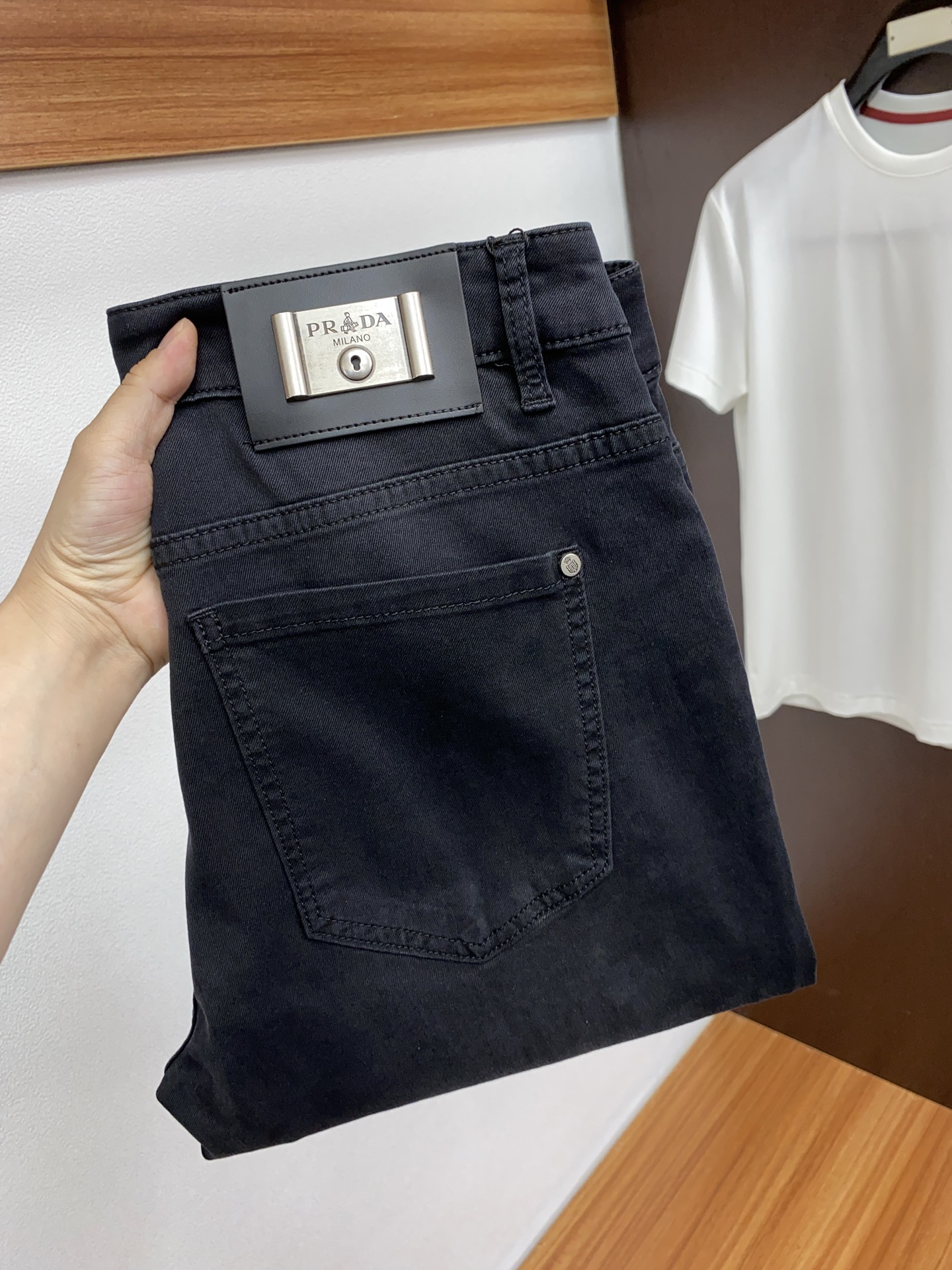 NO:122061,Prada 2025SS Early Spring New Product Original Single Men's Washed Jeans Pure Birth Products The type that must be released every season, the best-selling ace item that needs no doubt, meets the best matching color number of the four seasons. The overall style continues the tone of SLP, and integrates a variety of arts and esthetics throughout the body. Washing and making it old is natural, creating an unruly and individual style!  The details are excellent, very sophisticated, and the auxiliary materials are all supplied to customers. The metal chain strongly demonstrates the brand identity!  The heavyweight Japanese imported denim fabric is very well washed and impeccable!  Perfect cut 28-38 No 37, loro piana, prada, jeans, alexander wang19860909普拉达 2025SS早春 新品 原单男士水洗牛仔裤纯血统品 每季必出的类型,无需质疑的热卖王牌单品,符合四季最佳的搭配色号 整体的风格延续了SLP的基调,通体融入了多种工艺美学,水洗做旧浑然天成,缔造出不羁与个性的风格！细节方面极为出色,非常匠心考究,通体的辅料皆为客供 金属链条有力彰显了品牌身份！重磅日本进口的丹宁面料,水洗相当出色,无可挑剔！版型剪裁完美 28-38 无37,,loro piana,prada,jeans,alexander wang,Men's clothing