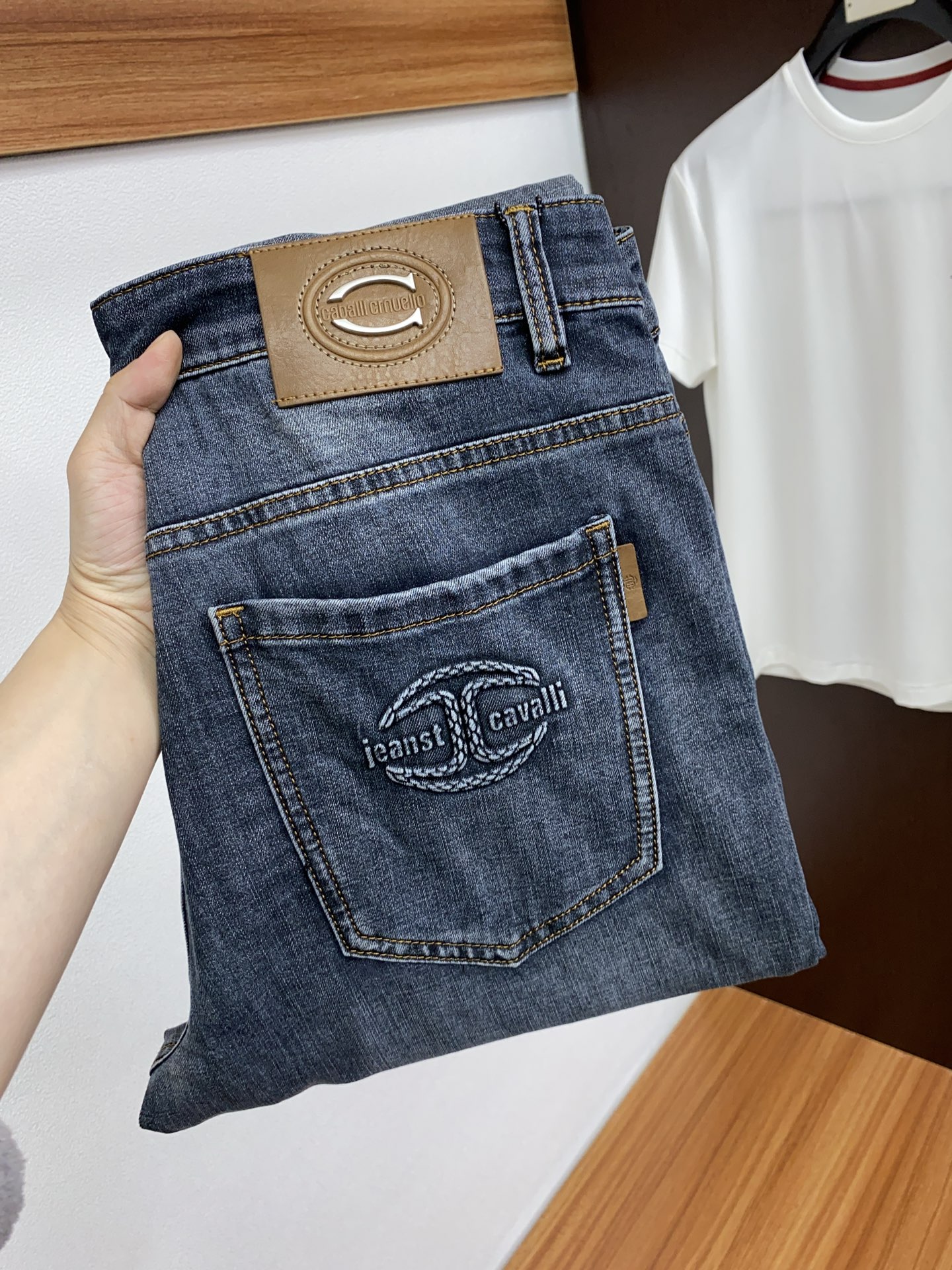 NO:122063,Ka Gorgeous 2025SS Early Spring New Product Original single men's wash jeans purebred product The type that must be released every season, the hot-selling ace item that needs no doubt, meets the best matching color number of the four seasons. The overall style continues the tone of SLP, and integrates a variety of arts and craftsmanship throughout the body. Washing and making it look old is natural, creating an unruly and individual style!  The details are excellent, very sophisticated, and the auxiliary materials are all supplied to customers. The metal chain strongly demonstrates the brand identity!  The heavyweight Japanese imported denim fabric is very well washed and impeccable!  Perfect cut 28-38 No 37, loro piana, jeans, alexander wang19860909卡华丽 2025SS早春 新品 原单男士水洗牛仔裤纯血统品 每季必出的类型,无需质疑的热卖王牌单品,符合四季最佳的搭配色号 整体的风格延续了SLP的基调,通体融入了多种工艺美学,水洗做旧浑然天成,缔造出不羁与个性的风格！细节方面极为出色,非常匠心考究,通体的辅料皆为客供 金属链条有力彰显了品牌身份！重磅日本进口的丹宁面料,水洗相当出色,无可挑剔！版型剪裁完美 28-38 无37,,loro piana,jeans,alexander wang,Men's clothing