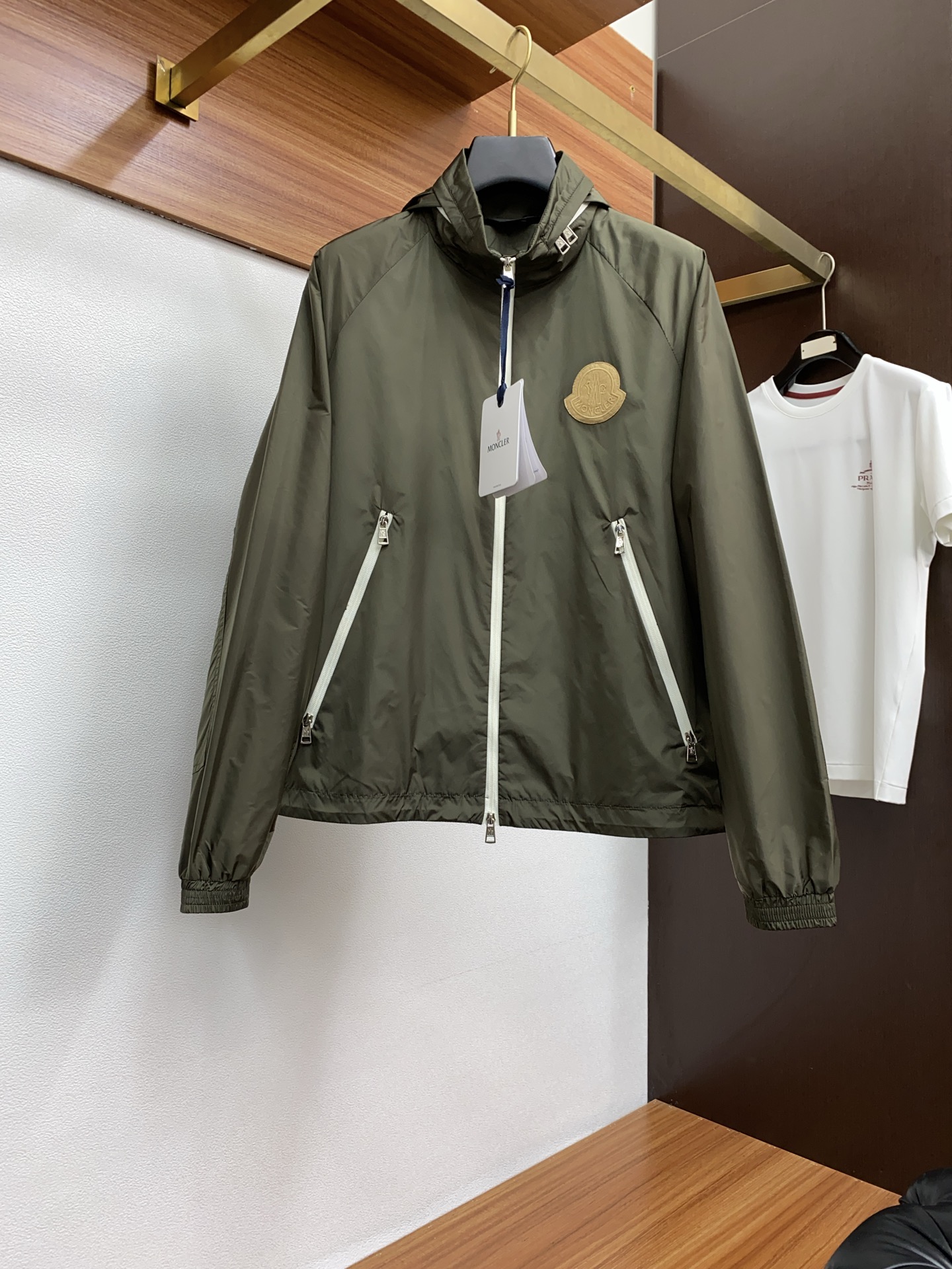 NO:124063,Covered 2025FW men's hooded stand-up collar jacket men's jacket, casual and daily wear items!  The upper body is decorated with body shape and customized fabrics perfectly combine fashion aesthetics and new urban business and leisure concepts. Different styles are available for you to choose classic styles, never out of time. A jacket unlocks all-changing styles. Simple but not simple, details show quality. I want to both temperature and demeanor. Break the convention and wear it out. Trends are fleeting, styles are always light and comfortable, and move freely. The aura is fully open. The essential robe in the workplace leads the trend and wears out your attitude. No fear of challenges. Youthful vitality, cost-effective choice. The whole body interprets the Italian-style ability and outdoor functional styles, both solemn and harmonious, creating a unique styling item. The overall outline tends to be simple, with a very personalized and elegant detail treatment, enriching the overall vision. The wardrobe is excellent for business and leisure, and is excellent at high attendance!  It is hard to find!  48-56 (please report height and weight by placing an order), Moncler, jackets & coats, jackets & coats, hats, alexander wang19860909蒙口 2025FW男士连帽 立领夹克男装外套,休闲日常穿搭单品！上身修饰身形、定制面料将时装美学和新都市商务休闲概念完美融合,不同风格任你选经典款,永不过时 一件外套,解锁百变风格 简约而不简单,细节彰显品质.温度与风度,我都要.打破常规,穿出自我.潮流易逝,风格永存 轻便舒适,活动自如.气场全开,职场必备战袍引领潮流,穿出你的态度 无惧挑战 青春活力,性价比之选 通体将意式的干练和户外功能性风格极致诠释,亦庄亦谐,塑造出别具一格的造型单品,整体轮廓趋于简约风格,颇为个性且雅痞的细节处理,丰富了整体视觉.衣橱商务休闲绝佳的高出勤率！可遇而不可求！48-56（下单请报身高体重）,,Moncler,jackets & coats,jackets & coats,hats,alexander wang,Men's clothing