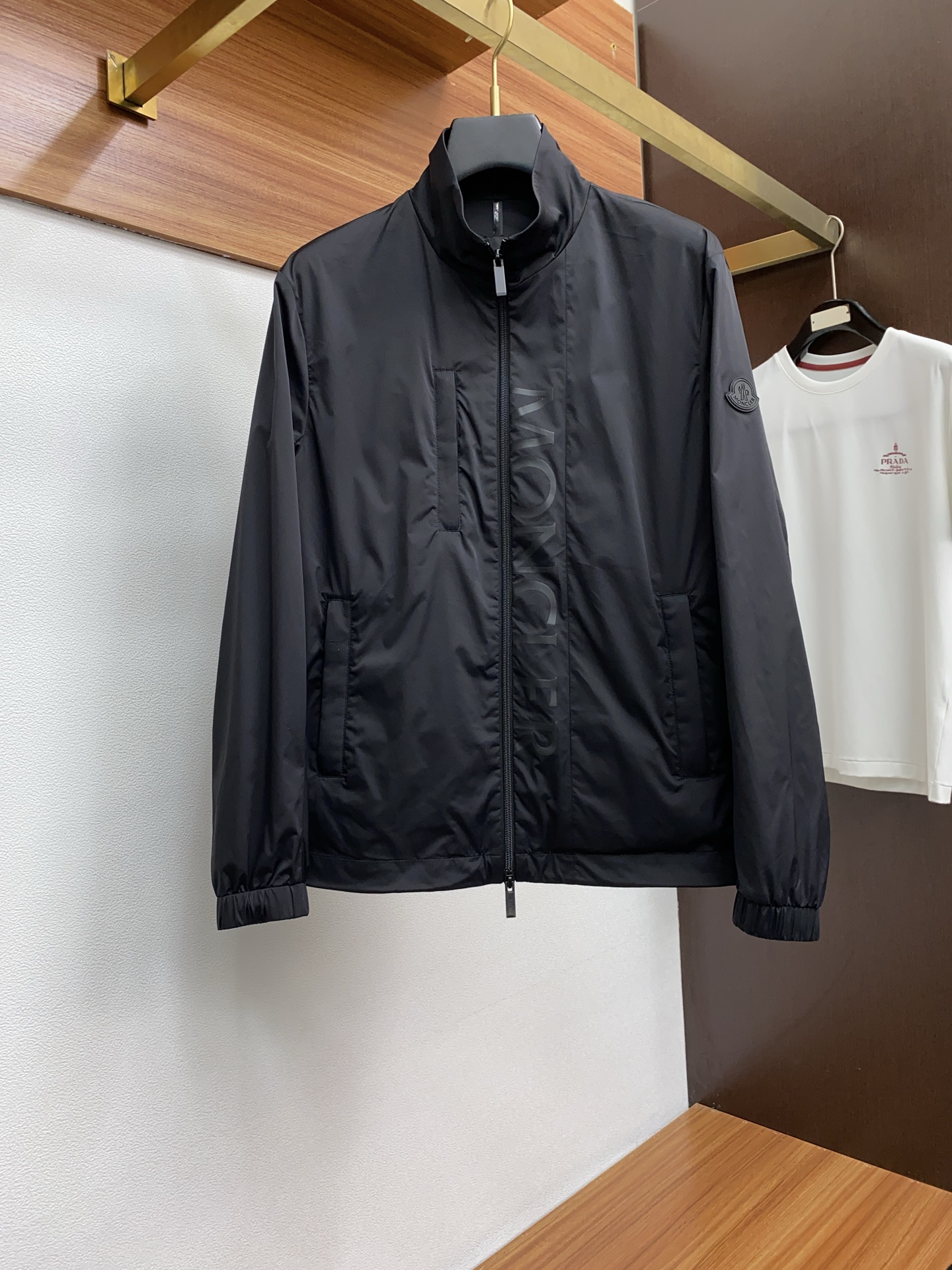 NO:121771,Covered 2025FW men's stand-up collar jacket men's jacket, casual and daily wear items!  The upper body is decorated with body shape and customized fabrics perfectly combine fashion aesthetics and new urban business and leisure concepts. Different styles are available for you to choose classic styles, never out of time. A jacket unlocks all-changing styles. Simple but not simple, details show quality. I want to both temperature and demeanor. Break the convention and wear it out. Trends are fleeting, styles are always light and comfortable, and move freely. The aura is fully open. The essential robe in the workplace leads the trend and wears out your attitude. No fear of challenges. Youthful vitality, cost-effective choice. The whole body interprets the Italian-style ability and outdoor functional styles, both solemn and harmonious, creating a unique styling item. The overall outline tends to be simple, with a very personalized and elegant detail treatment, enriching the overall vision. The wardrobe is excellent for business and leisure, and is excellent at high attendance!  It is hard to find!  48-56 (please report height and weight by placing an order), Moncler, jackets & coats, jackets & coats, alexander wang19860909蒙口 2025FW男士立领夹克男装外套,休闲日常穿搭单品！上身修饰身形、定制面料将时装美学和新都市商务休闲概念完美融合,不同风格任你选经典款,永不过时 一件外套,解锁百变风格 简约而不简单,细节彰显品质.温度与风度,我都要.打破常规,穿出自我.潮流易逝,风格永存 轻便舒适,活动自如.气场全开,职场必备战袍引领潮流,穿出你的态度 无惧挑战 青春活力,性价比之选 通体将意式的干练和户外功能性风格极致诠释,亦庄亦谐,塑造出别具一格的造型单品,整体轮廓趋于简约风格,颇为个性且雅痞的细节处理,丰富了整体视觉.衣橱商务休闲绝佳的高出勤率！可遇而不可求！48-56（下单请报身高体重）,,Moncler,jackets & coats,jackets & coats,alexander wang,Men's clothing