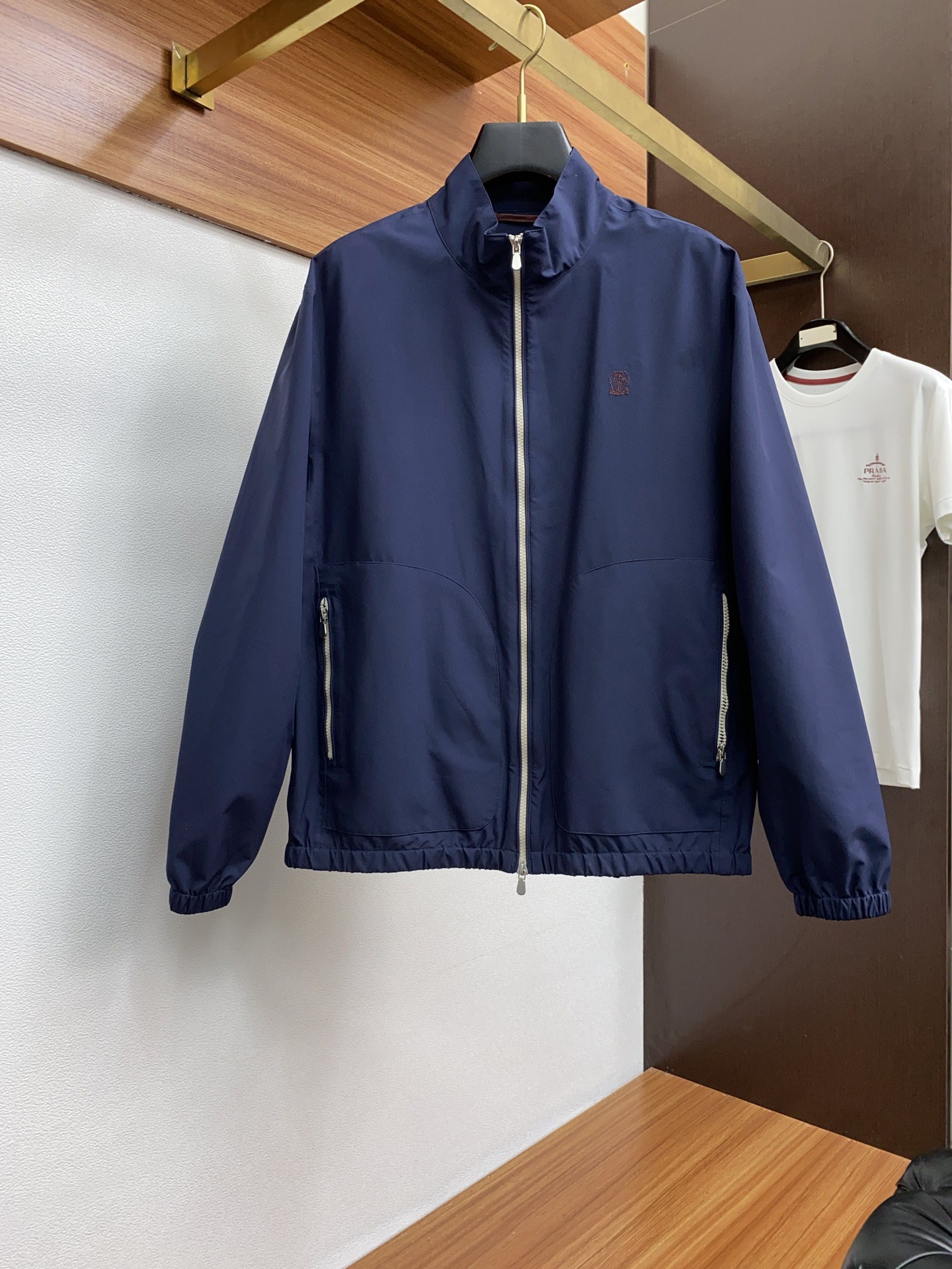 NO:124069,BC autumn and winter counter new style, men's imported fabric charge outdoor stand-up collar jacket jacket!  Trading companies have sparse channels, leading GW on sale!  A classic jacket with high-end and luxurious feel, the whole body design perfectly integrates Italian aesthetics, the color matching is versatile, and it is in line with everyday outfits. It has a very high space for mixing and matching. It can control any occasion, business commuting, street leisure, etc. The upper body effect is capable and stylish, and the wardrobe is excellent for business leisure and high attendance!  Customized high-woven vertical stripes high-density copper-ammonia fiber lining, close-fitting, smooth and delicate, customized original hardware zippers and standard marks, highlighting the quality control of high-luxury channels through details!  Color blue code number M-3XL,,jackets & coats,jackets & coats,alexander wang19860909BC 秋冬专柜新款,男士进口面料冲锋户外立领夹克外套！贸易公司渠道稀出,领先GW发售！高端奢华感兼备的一款经典外套,通体的设计完美融合意式美学,配色万能百搭,符合日常各种穿搭,混搭兼容空间极高,驾驭任何场合,商务通勤、出街休闲等,上身效果干练有型,衣橱商务休闲绝佳的高出勤率！定制高织竖条纹高密铜氨纤维衬里,贴身爽滑细腻,客供定制原厂五金拉链,标唛,透过细节彰显出高奢渠道品控质感！ 颜色蓝色 码数M-3XL,,jackets & coats,jackets & coats,alexander wang,Men's clothing