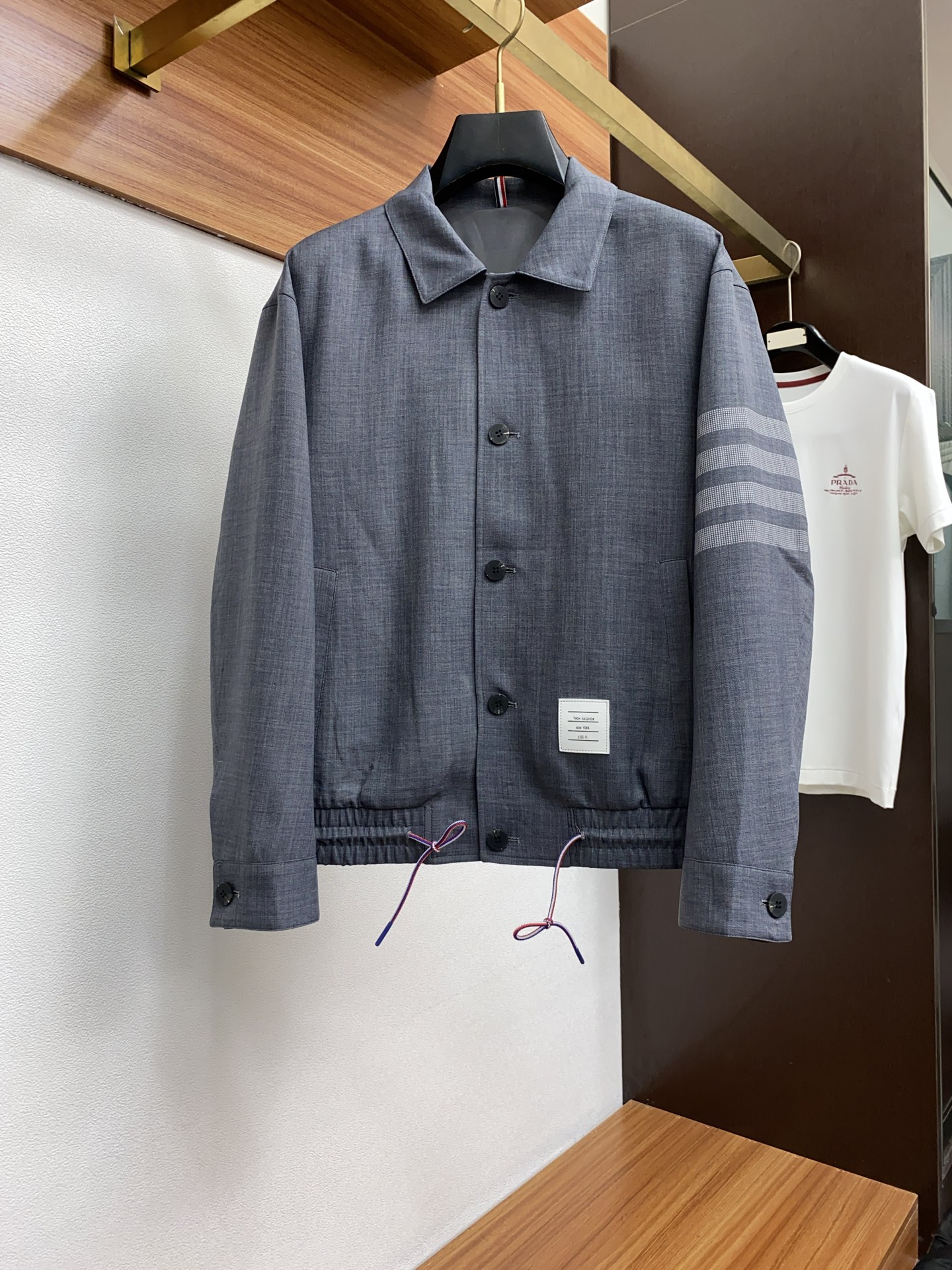 NO:121768,TB ThomBrow*e Tom Long 2025 Spring Jacket Jacket!  This year's new counter products, super soft fabrics for men, cool and popular jackets. Fashionable and urban versatile models, will definitely be super popular this year. It is a must-have artifact in summer. It is easy to carry and folds it into a little volume. It quickly dehydrates and drys after washing. The upper body is breathable and fashionable and beautiful. The special fabrics are all ultra-thin polyester fiber fabrics imported from the UK. They are lightly shiny, unique texture, and soft and smooth. They are not products that ordinary fabrics can compare with. Regular hooded design and the hem's iconic logo modification!  Very charming design, with no lining inner seam and edging technology, very detailed, it is very difficult to make such a thin fabric, and it is a very technical one. Details determine the high-end. The minimalist seasonal design elements, a must-have item for trendy men, a perfect slim fit style, highly recommended!  Size M-3XL, manolo blahnik, jackets & coats, jackets & coats, hats, alexander wang19860909TB ThomBrow*e汤姆*朗2025春季夹克外套！今年的专柜新品,男士超软面料帅酷爆款 外套.时尚都市百搭款,今年必定超火爆,夏季必备神器,,携带方便,折叠起来是一点点的体积,水洗后快速脱水干爽,上身透气而且时尚靓丽.特供面料都是英国进口的超薄聚酯纤维纤维面料,淡淡光泽,质感独特,手感柔嫩顺滑,不是一般面料所能对比的产品.常规的连帽设计,下摆标志性logo修饰！非常极具魅力的设计,无里布内缝包边工艺,细节非常到位,这么薄的面料做出来非常有难度,要非常讲究技术的一款,细节决定高端.极简当季的设计元素,潮男必备单品,完美修身版型,强烈推荐！尺码M-3XL,,manolo blahnik,jackets & coats,jackets & coats,hats,alexander wang,Men's clothing