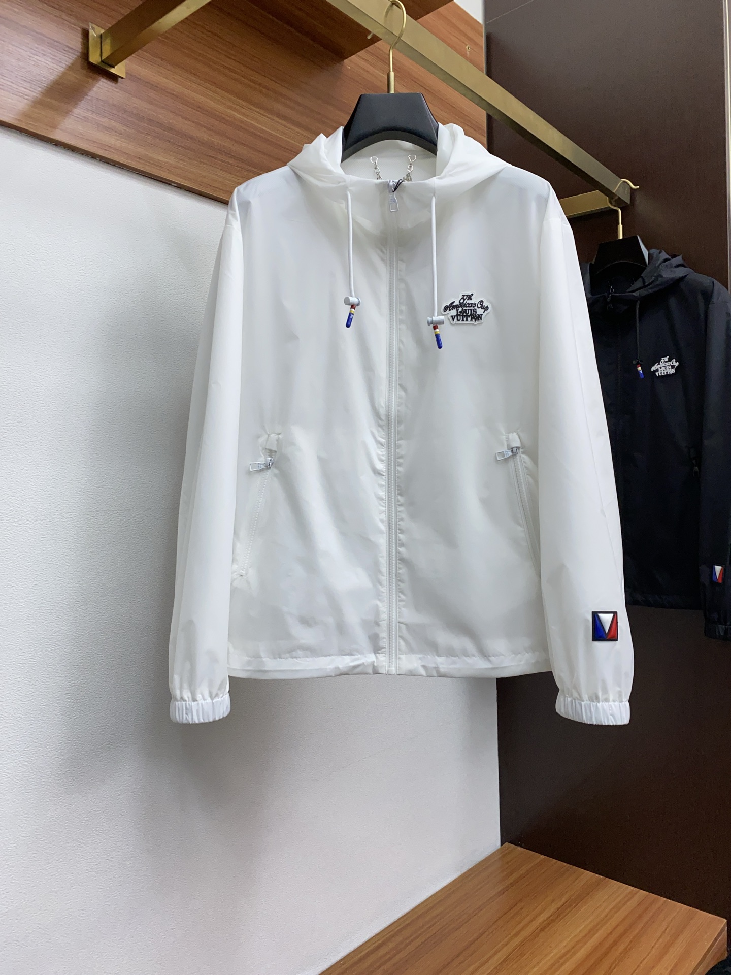 NO:124060,1v Louis Vuitton 2025FW men's hooded jacket men's jacket, casual and daily wear items!  The upper body is decorated with body shape and customized fabrics perfectly combine fashion aesthetics and new urban business and leisure concepts. Different styles are available for you to choose classic styles, never out of time. A jacket unlocks all-changing styles. Simple but not simple, details show quality. I want to both temperature and demeanor. Break the convention and wear it out. Trends are fleeting, styles are always light and comfortable, and move freely. The aura is fully open. The essential robe in the workplace leads the trend and wears out your attitude. No fear of challenges. Youthful vitality, cost-effective choice. The whole body interprets the Italian-style ability and outdoor functional styles, both solemn and harmonious, creating a unique styling item. The overall outline tends to be simple, with a very personalized and elegant detail treatment, enriching the overall vision. The wardrobe is excellent for business and leisure, and is excellent at high attendance!  It is hard to find!  48-56 (please report height and weight by placing an order),,louis vuitton,jackets & coats,jackets & coats,hats,alexander wang198609091v 路易威登 2025FW男士连帽夹克男装外套,休闲日常穿搭单品！上身修饰身形、定制面料将时装美学和新都市商务休闲概念完美融合,不同风格任你选经典款,永不过时 一件外套,解锁百变风格 简约而不简单,细节彰显品质.温度与风度,我都要.打破常规,穿出自我.潮流易逝,风格永存 轻便舒适,活动自如.气场全开,职场必备战袍引领潮流,穿出你的态度 无惧挑战 青春活力,性价比之选 通体将意式的干练和户外功能性风格极致诠释,亦庄亦谐,塑造出别具一格的造型单品,整体轮廓趋于简约风格,颇为个性且雅痞的细节处理,丰富了整体视觉.衣橱商务休闲绝佳的高出勤率！可遇而不可求！48-56（下单请报身高体重）,,louis vuitton,jackets & coats,jackets & coats,hats,alexander wang,Men's clothing