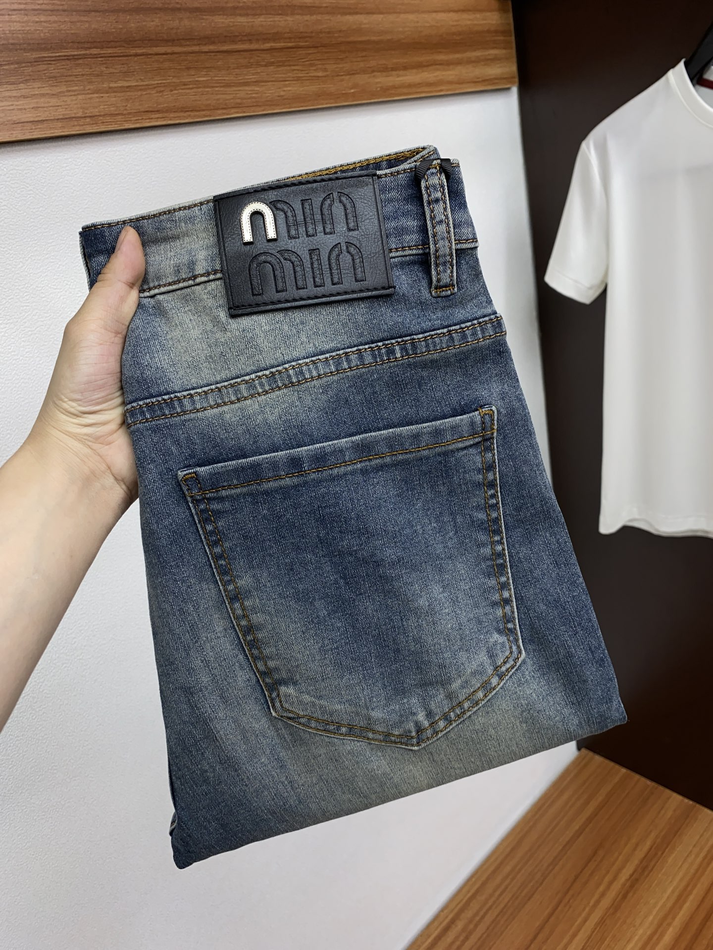 NO:131921,Miao Miao 2025 new product, original single men's washing jeans, bloodline products, a must-have type every season, a hot-selling ace item that needs no doubt, conforms to the best matching color number of the four seasons. The overall style continues the tone of SLP, and integrates a variety of arts and craftsmanship. Washing and making it old is natural, creating an unruly and individual style!  The details are excellent, very sophisticated, and the auxiliary materials are all supplied to customers. The metal chain strongly demonstrates the brand identity!  The heavyweight Japanese imported denim fabric is very well washed and impeccable!  Perfect cut size 29-36, loro piana, jeans, alexander wang19860909缪缪 2025新品 原单男士水洗牛仔裤 血统品 每季必出的类型,无需质疑的热卖王牌单品,符合四季最佳的搭配色号 整体的风格延续了SLP的基调,通体融入了多种工艺美学,水洗做旧浑然天成,缔造出不羁与个性的风格！细节方面极为出色,非常匠心考究,通体的辅料皆为客供 金属链条有力彰显了品牌身份！重磅日本进口的丹宁面料,水洗相当出色,无可挑剔！版型剪裁完美 码数29-36,,loro piana,jeans,alexander wang,Men's clothing