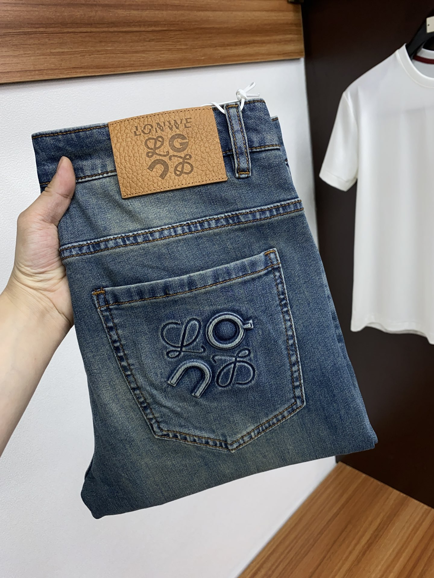 NO:122059,Luo Yiwei 2025 new product, original single men's washing jeans, bloodline products, a must-have type every season, a hot-selling ace item that needs no doubt, conforms to the best matching color number of the four seasons. The overall style continues the tone of SLP, and integrates a variety of arts and esthetics throughout the body. Washing and making it old is natural, creating an unruly and individual style!  The details are excellent, very sophisticated, and the auxiliary materials are all supplied to customers. The metal chain strongly demonstrates the brand identity!  The heavyweight Japanese imported denim fabric is very well washed and impeccable!  Perfect cut size 29-36, loro piana, loewe, jeans, alexander wang19860909罗意威 2025新品 原单男士水洗牛仔裤 血统品 每季必出的类型,无需质疑的热卖王牌单品,符合四季最佳的搭配色号 整体的风格延续了SLP的基调,通体融入了多种工艺美学,水洗做旧浑然天成,缔造出不羁与个性的风格！细节方面极为出色,非常匠心考究,通体的辅料皆为客供 金属链条有力彰显了品牌身份！重磅日本进口的丹宁面料,水洗相当出色,无可挑剔！版型剪裁完美 码数29-36,,loro piana,loewe,jeans,alexander wang,Men's clothing