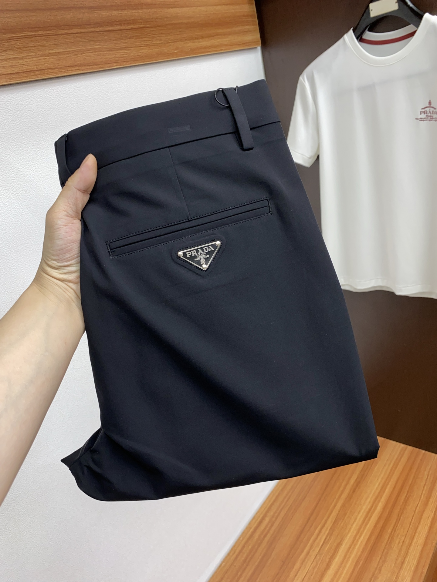 NO:124088,Prada 2025 spring and summer new casual trousers, sports webbing decoration, neat tailoring, full of urban style, using worsted fabrics, soft and dry feel, and the upper body effect is crisp and stylish. The hardware is exquisite, business and casual look is very good, so many top-level raw materials are created to create high-end products with unparalleled value, the first choice for high-end fashion and fashion people. Size 30-38,,prada,alexander wang19860909普拉达 2025春夏新款休闲西裤 运动织带装饰 净利落剪裁,都市风十足 采用精纺面料手感软糯干爽,上身效果挺括有型.五金精致,商务休闲非常好看如此众多的顶级原料,打造出价值感无与伦比的高端产品,高端潮流时尚人士首选 尺码30-38,,prada,alexander wang,Men's clothing