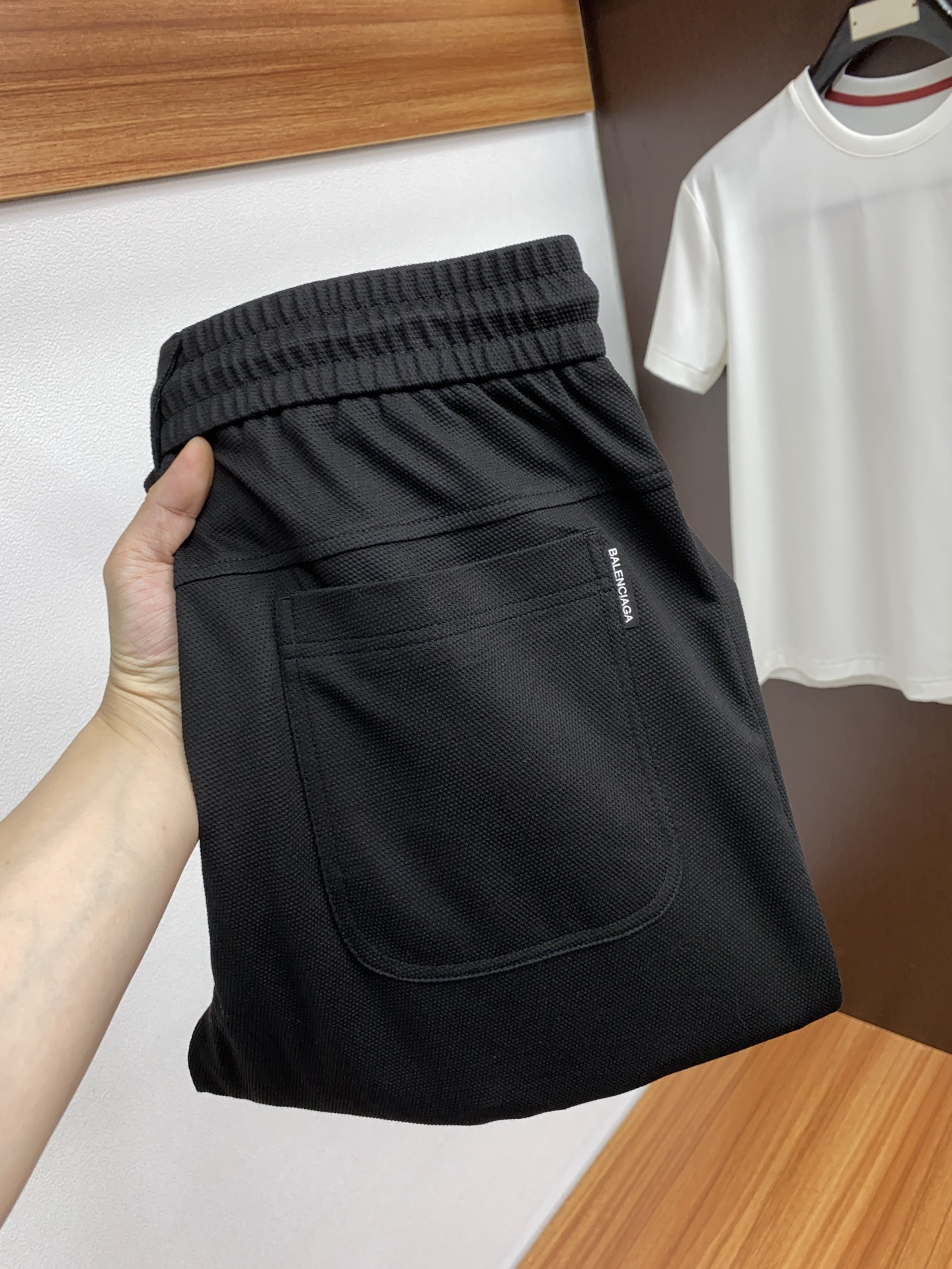 NO:124089,Balenciaga 2025 spring and summer new casual pants, sports webbing decoration, neat tailoring, full of urban style, using worsted fabrics, soft and dry feel, and the upper body effect is crisp and stylish. The hardware is exquisite, business and casual look is very good, so many top-level raw materials are created to create high-end products with unparalleled value, the first choice for high-end fashion and fashion people. Size 30-38,,balenciaga,alexander wang19860909巴黎世家 2025春夏新款休闲裤 运动织带装饰 净利落剪裁,都市风十足 采用精纺面料手感软糯干爽,上身效果挺括有型.五金精致,商务休闲非常好看如此众多的顶级原料,打造出价值感无与伦比的高端产品,高端潮流时尚人士首选 尺码30-38,,balenciaga,alexander wang,Men's clothing