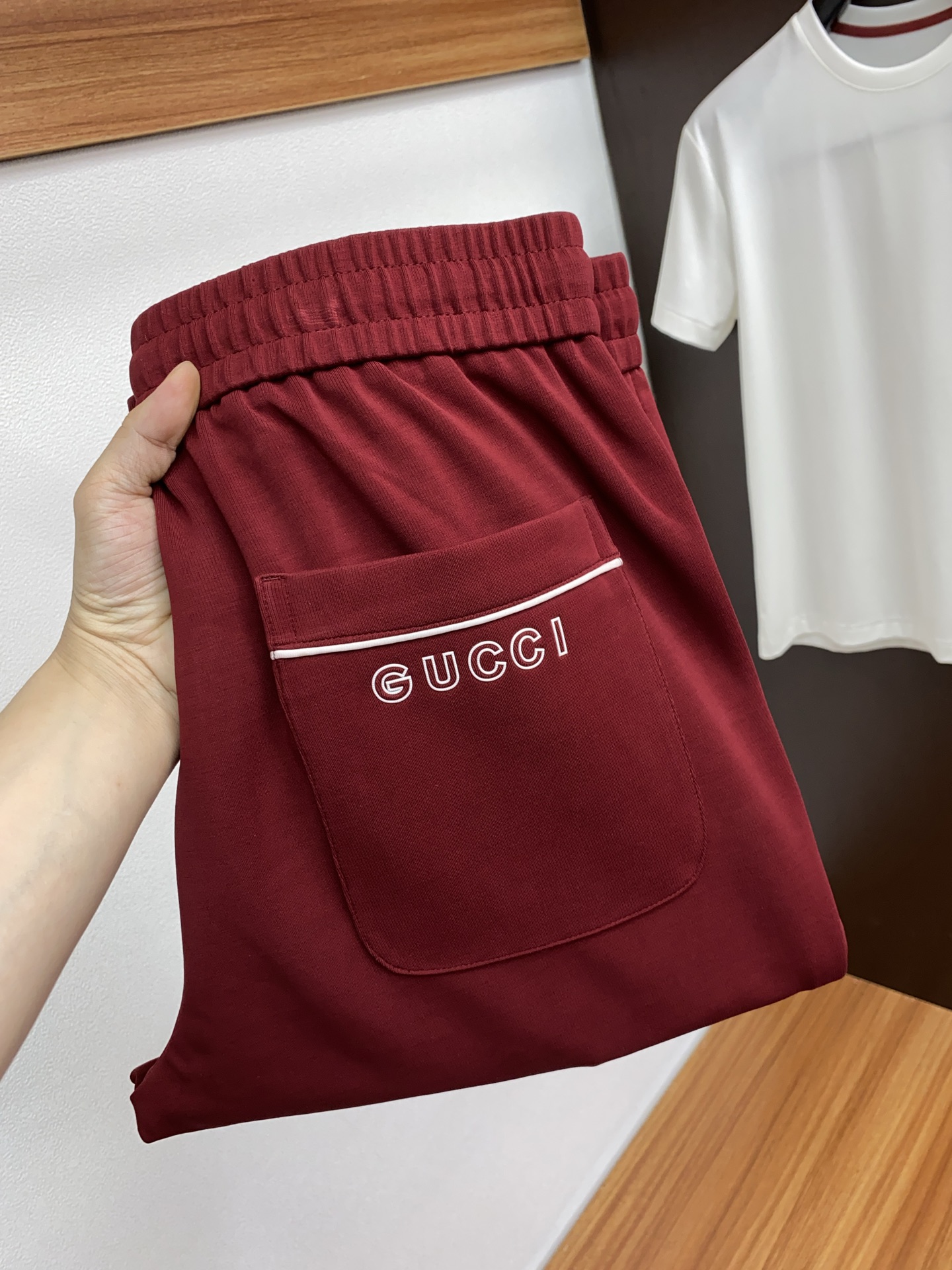 NO:124086,Guqi 2025 spring and summer new casual pants are clean and neatly tailored, full of urban style. The worsted fabric is soft and dry, and the upper body is crisp and stylish. The hardware is exquisite, and the business and casual look is very good. There are so many top-level raw materials to create high-end products with unparalleled value. The first choice for high-end fashion and fashion people. Size M-3xL, alexander wang19860909古奇 2025春夏新款休闲裤 干净利落剪裁,都市风十足 采用精纺面料手感软糯干爽,上身效果挺括有型.五金精致,商务休闲非常好看如此众多的顶级原料,打造出价值感无与伦比的高端产品,高端潮流时尚人士首选 尺码M-3xL,,alexander wang,Men's clothing