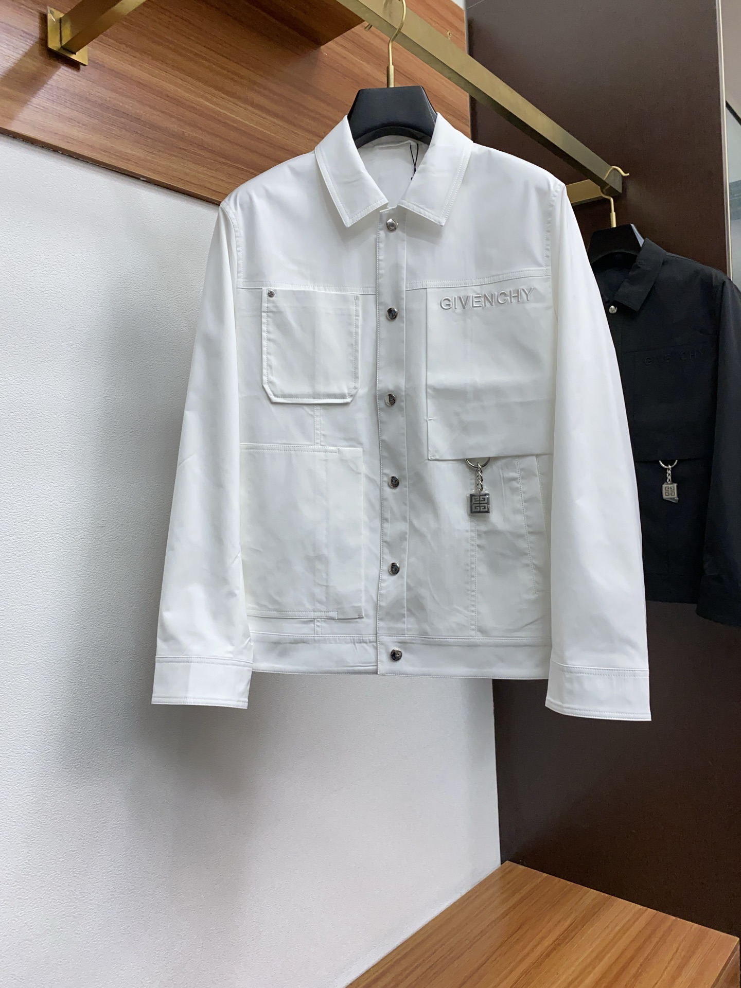 NO:122067,Givenchy 2025FW men's lapel jacket, sweatshirt, men's jacket, casual and daily wear items!  The upper body is decorated with body shape and customized fabrics perfectly combine fashion aesthetics and new urban business and leisure concepts. Different styles are available for you to choose classic styles, never out of time. A jacket unlocks all-changing styles. Simple but not simple, details show quality. I want to both temperature and demeanor. Break the convention and wear it out. Trends are fleeting, styles are always light and comfortable, and move freely. The aura is fully open. The essential robe in the workplace leads the trend and wears out your attitude. No fear of challenges. Youthful vitality, cost-effective choice. The whole body interprets the Italian-style ability and outdoor functional styles, both solemn and harmonious, creating a unique styling item. The overall outline tends to be simple, with a very personalized and elegant detail treatment, enriching the overall vision. The wardrobe is excellent for business and leisure, and is excellent at high attendance!  It is hard to find!  48-56 (please report height and weight by placing an order), given hoodie, sweatshirts, jackets & coats, jackets & coats, alexander wang19860909纪梵希 2025FW男士翻领夹克卫衣男装外套,休闲日常穿搭单品！上身修饰身形、定制面料将时装美学和新都市商务休闲概念完美融合,不同风格任你选经典款,永不过时 一件外套,解锁百变风格 简约而不简单,细节彰显品质.温度与风度,我都要.打破常规,穿出自我.潮流易逝,风格永存 轻便舒适,活动自如.气场全开,职场必备战袍引领潮流,穿出你的态度 无惧挑战 青春活力,性价比之选 通体将意式的干练和户外功能性风格极致诠释,亦庄亦谐,塑造出别具一格的造型单品,整体轮廓趋于简约风格,颇为个性且雅痞的细节处理,丰富了整体视觉.衣橱商务休闲绝佳的高出勤率！可遇而不可求！48-56（下单请报身高体重）,,givenchy,hoodie,sweatshirts,jackets & coats,jackets & coats,alexander wang,Men's clothing