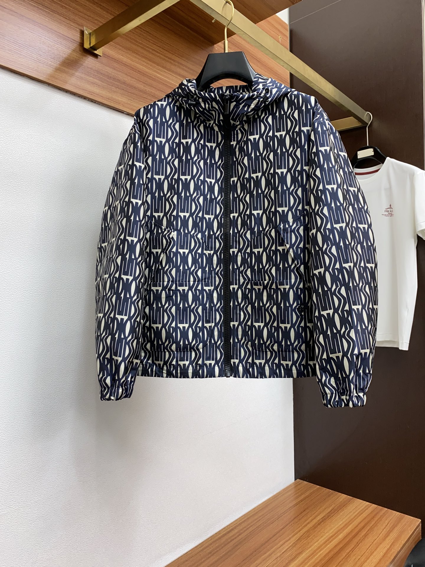 NO:122070,Dior 2025FW men's hooded jacket men's jacket, casual and daily wear items!  The upper body is decorated with body shape and customized fabrics perfectly combine fashion aesthetics and new urban business and leisure concepts. Different styles are available for you to choose classic styles, never out of time. A jacket unlocks all-changing styles. Simple but not simple, details show quality. I want to both temperature and demeanor. Break the convention and wear it out. Trends are fleeting, styles are always light and comfortable, and move freely. The aura is fully open. The essential robe in the workplace leads the trend and wears out your attitude. No fear of challenges. Youthful vitality, cost-effective choice. The whole body interprets the Italian-style ability and outdoor functional styles, both solemn and harmonious, creating a unique styling item. The overall outline tends to be simple, with a very personalized and elegant detail treatment, enriching the overall vision. The wardrobe is excellent for business and leisure, and is excellent at high attendance!  It is hard to find!  48-56 (please report height and weight by placing an order),,dior,jackets & coats,jackets & coats,hats,alexander wang19860909迪奥 2025FW男士连帽夹克男装外套,休闲日常穿搭单品！上身修饰身形、定制面料将时装美学和新都市商务休闲概念完美融合,不同风格任你选经典款,永不过时 一件外套,解锁百变风格 简约而不简单,细节彰显品质.温度与风度,我都要.打破常规,穿出自我.潮流易逝,风格永存 轻便舒适,活动自如.气场全开,职场必备战袍引领潮流,穿出你的态度 无惧挑战 青春活力,性价比之选 通体将意式的干练和户外功能性风格极致诠释,亦庄亦谐,塑造出别具一格的造型单品,整体轮廓趋于简约风格,颇为个性且雅痞的细节处理,丰富了整体视觉.衣橱商务休闲绝佳的高出勤率！可遇而不可求！48-56（下单请报身高体重）,,dior,jackets & coats,jackets & coats,hats,alexander wang,Men's clothing