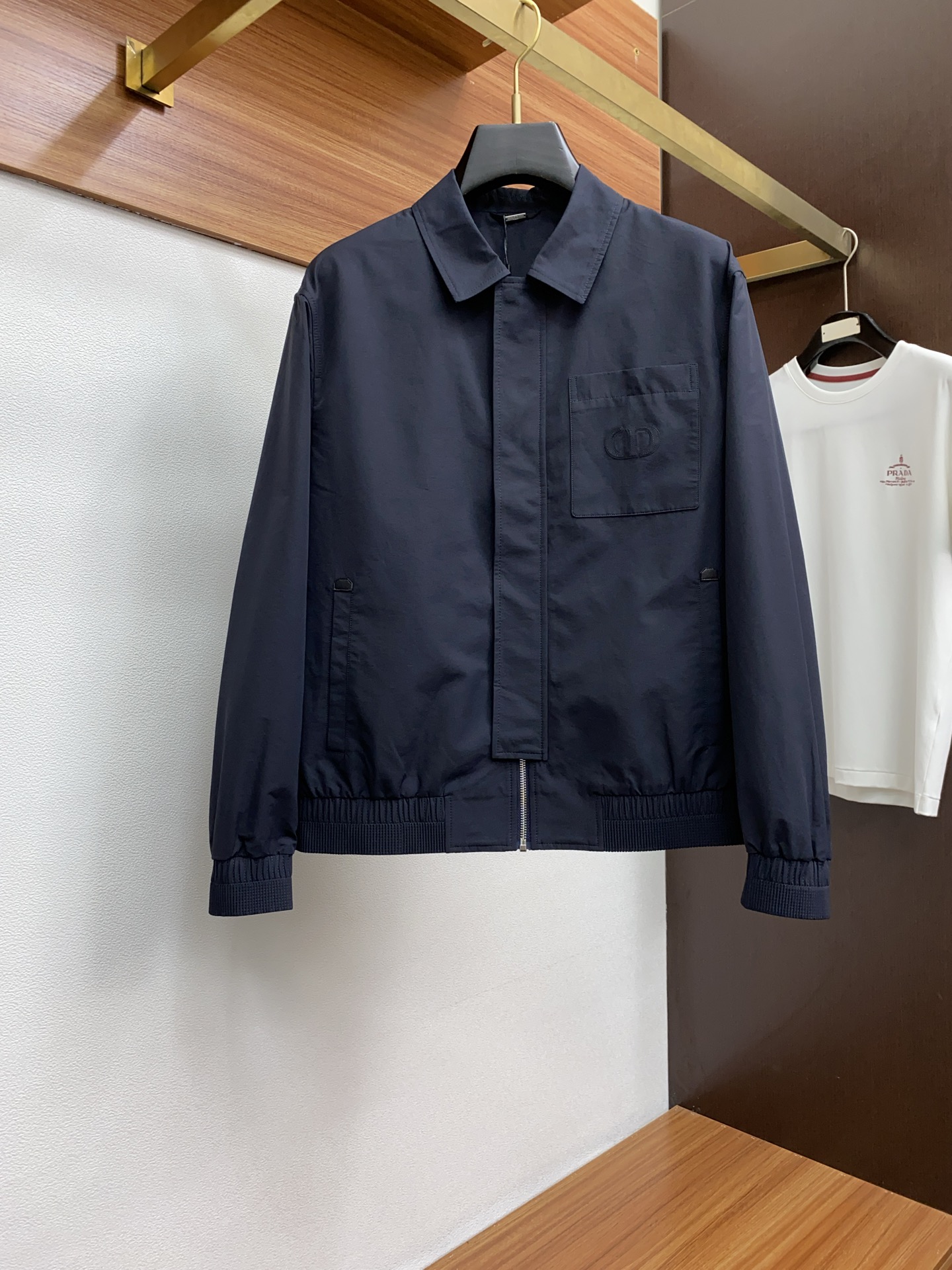 NO:122073,Dior 2025FW men's lapel jacket men's jacket, casual and daily wear items!  The upper body is decorated with body shape and customized fabrics perfectly combine fashion aesthetics and new urban business and leisure concepts. Different styles are available for you to choose classic styles, never out of time. A jacket unlocks all-changing styles. Simple but not simple, details show quality. I want to both temperature and demeanor. Break the convention and wear it out. Trends are fleeting, styles are always light and comfortable, and move freely. The aura is fully open. The essential robe in the workplace leads the trend and wears out your attitude. No fear of challenges. Youthful vitality, cost-effective choice. The whole body interprets the Italian-style ability and outdoor functional styles, both solemn and harmonious, creating a unique styling item. The overall outline tends to be simple, with a very personalized and elegant detail treatment, enriching the overall vision. The wardrobe is excellent for business and leisure, and is excellent at high attendance!  It is hard to find!  48-56 (please report height and weight by placing an order),,dior,jackets & coats,jackets & coats,alexander wang19860909迪奥 2025FW男士翻领夹克男装外套,休闲日常穿搭单品！上身修饰身形、定制面料将时装美学和新都市商务休闲概念完美融合,不同风格任你选经典款,永不过时 一件外套,解锁百变风格 简约而不简单,细节彰显品质.温度与风度,我都要.打破常规,穿出自我.潮流易逝,风格永存 轻便舒适,活动自如.气场全开,职场必备战袍引领潮流,穿出你的态度 无惧挑战 青春活力,性价比之选 通体将意式的干练和户外功能性风格极致诠释,亦庄亦谐,塑造出别具一格的造型单品,整体轮廓趋于简约风格,颇为个性且雅痞的细节处理,丰富了整体视觉.衣橱商务休闲绝佳的高出勤率！可遇而不可求！48-56（下单请报身高体重）,,dior,jackets & coats,jackets & coats,alexander wang,Men's clothing