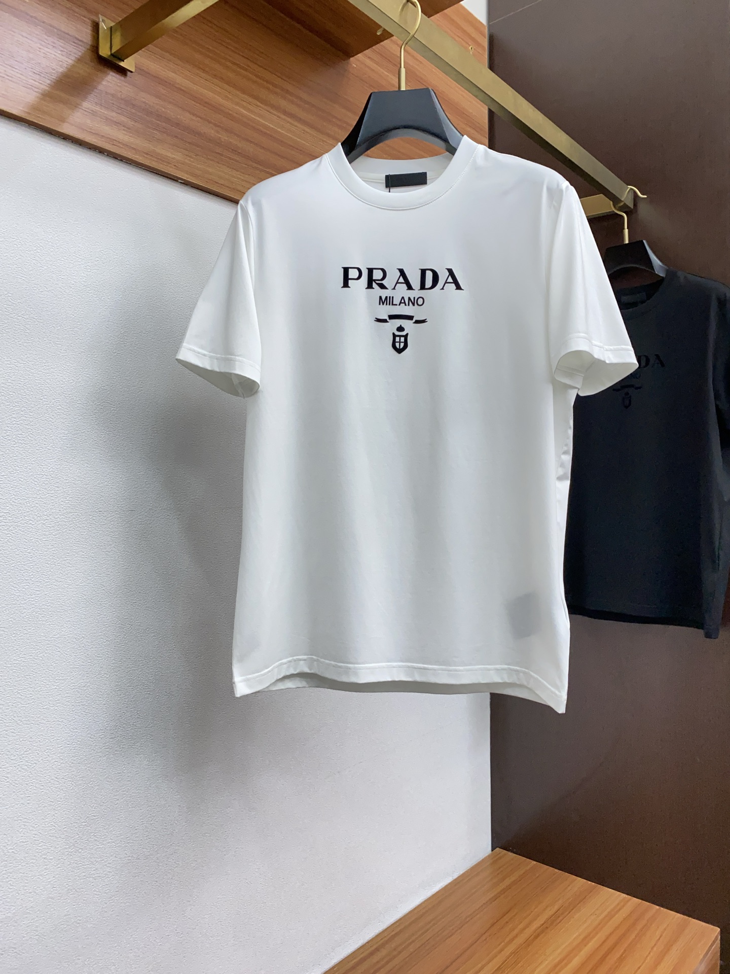 NO:124079,Prada's new spring and summer new style first-time counter latest short-sleeved round-neck T-shirt, high-end customization, avant-garde and fashionable design!  Brand logo heavy craft design, high-end customized mercerized cotton fabric, soft feel, comfortable to wear, exquisite counter-level car line, fine workmanship, invincible and handsome upper body effect!  A must-have item for handsome men!  Number of code M-4xL wears 100 catties-200 catties, prada, T-shirt,tees, t-shirt,alexander wang19860909普拉达 2025春夏新款首发专柜最新款短袖圆领T恤 高端订制 设计前卫时尚！品牌logo重工艺设计 高端定制丝光棉面料.手感柔软.穿着舒适.专柜级别精致车线.做工精细.上身效果无敌帅气！型男必备单品！码数M-4xL 穿100斤-200斤,,prada,T-shirt,tees，t-shirt,alexander wang,Men's clothing