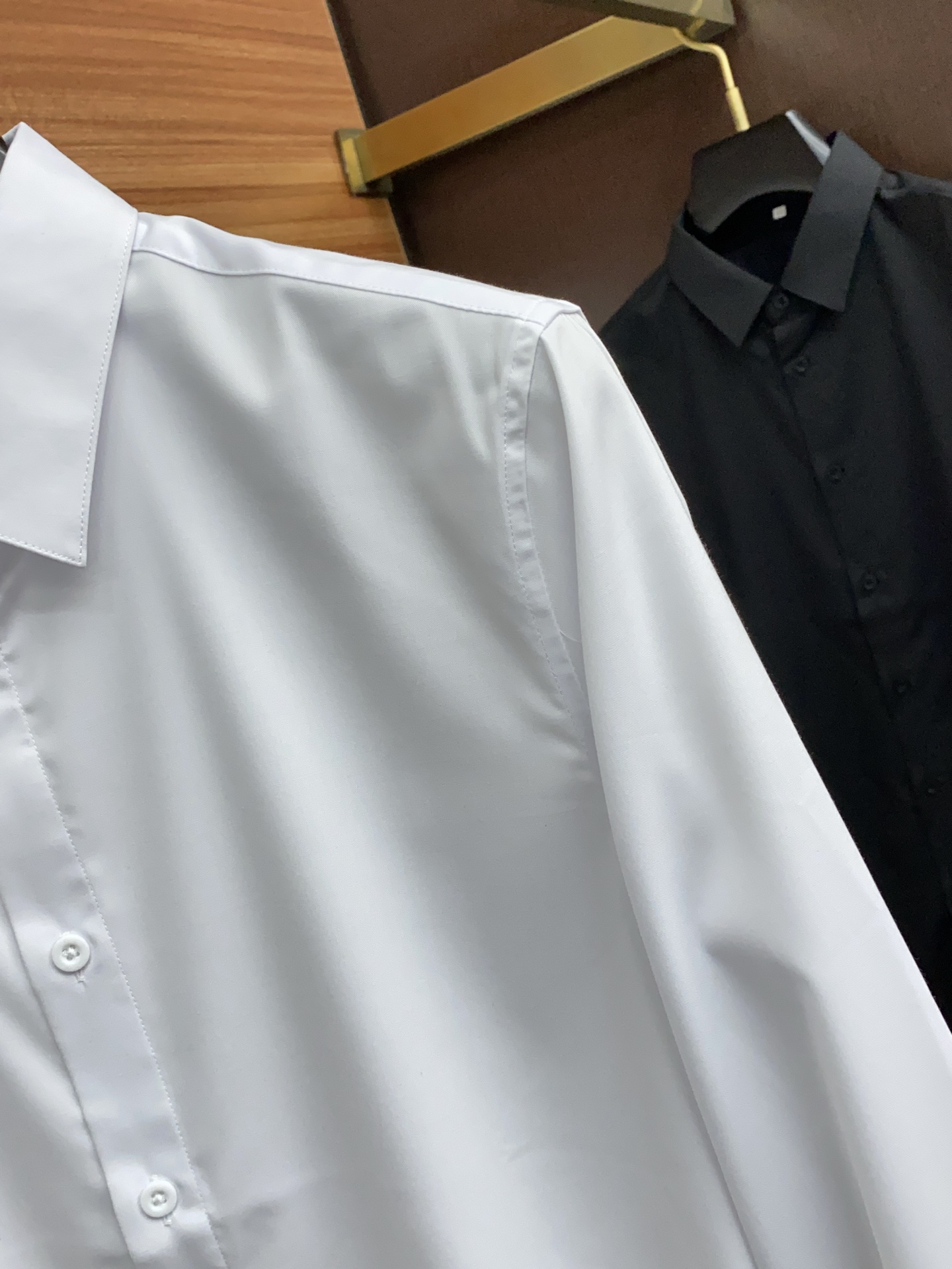 迪奥 男士衬衫，商务休闲修身款衬衣！ 宜商务 宜休闲！限量新款，都市商务气质款！ 衬衫的版型剪裁更是精剪塑性，不需要过多